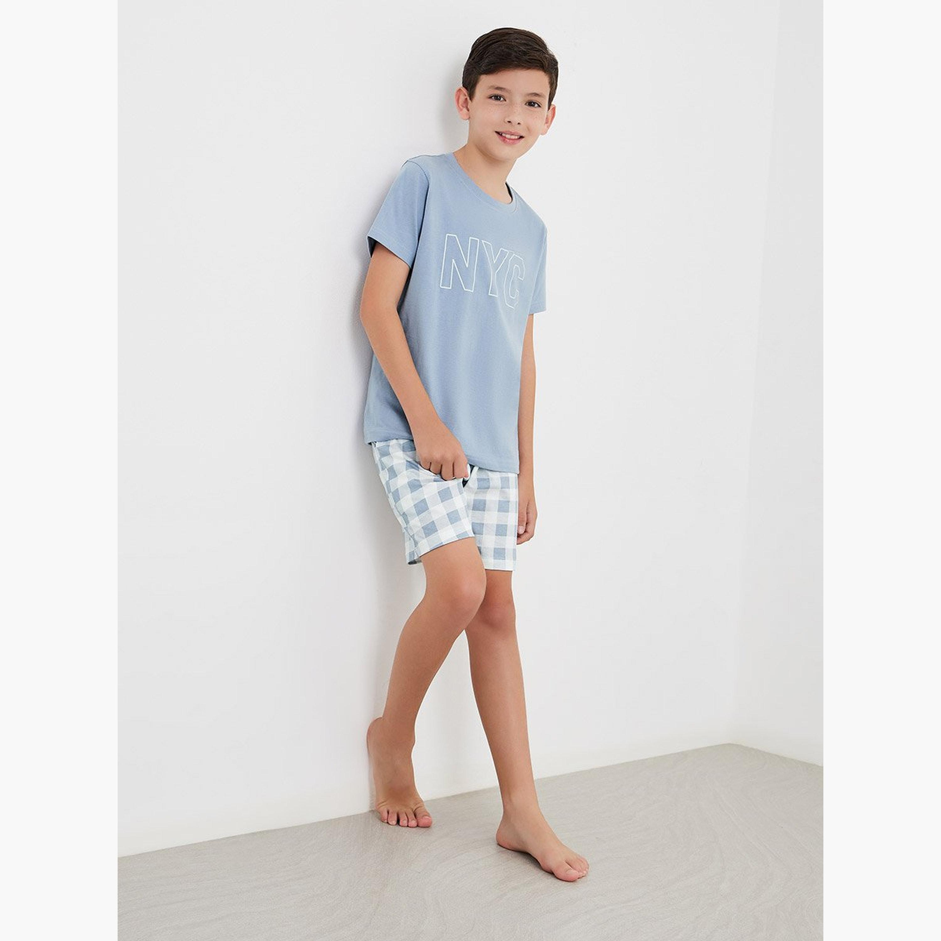 طقم منسق من شورت بطبعة مربعات وتيشيرت بطبعة نيويورك-boys-clothing-nightwear-image-1