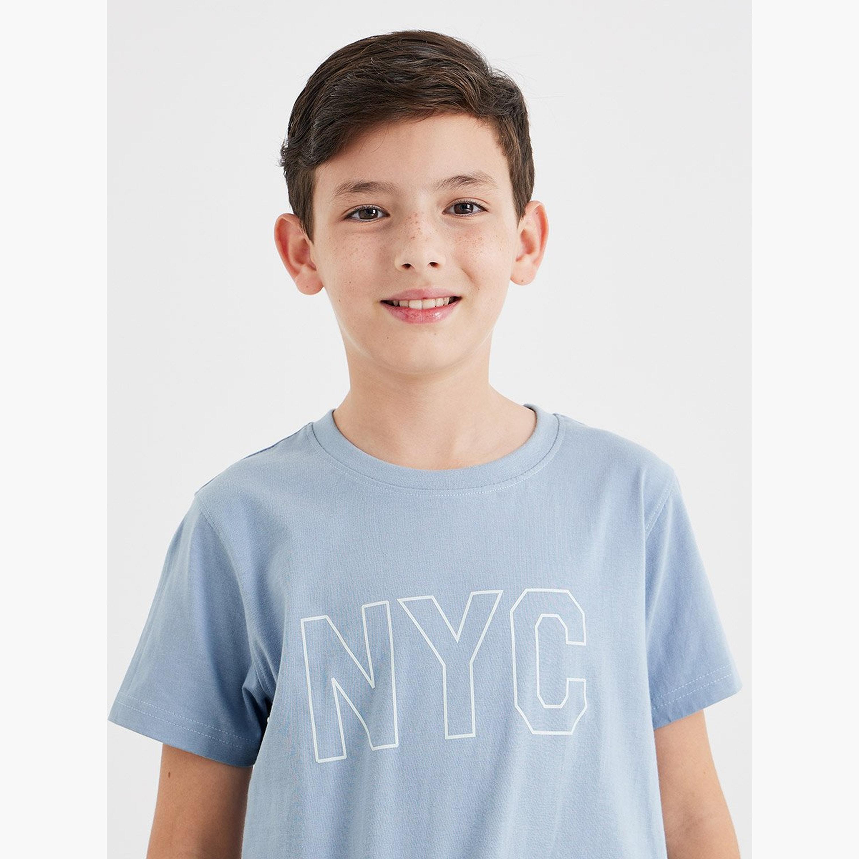 طقم منسق من شورت بطبعة مربعات وتيشيرت بطبعة نيويورك-boys-clothing-nightwear-image-3