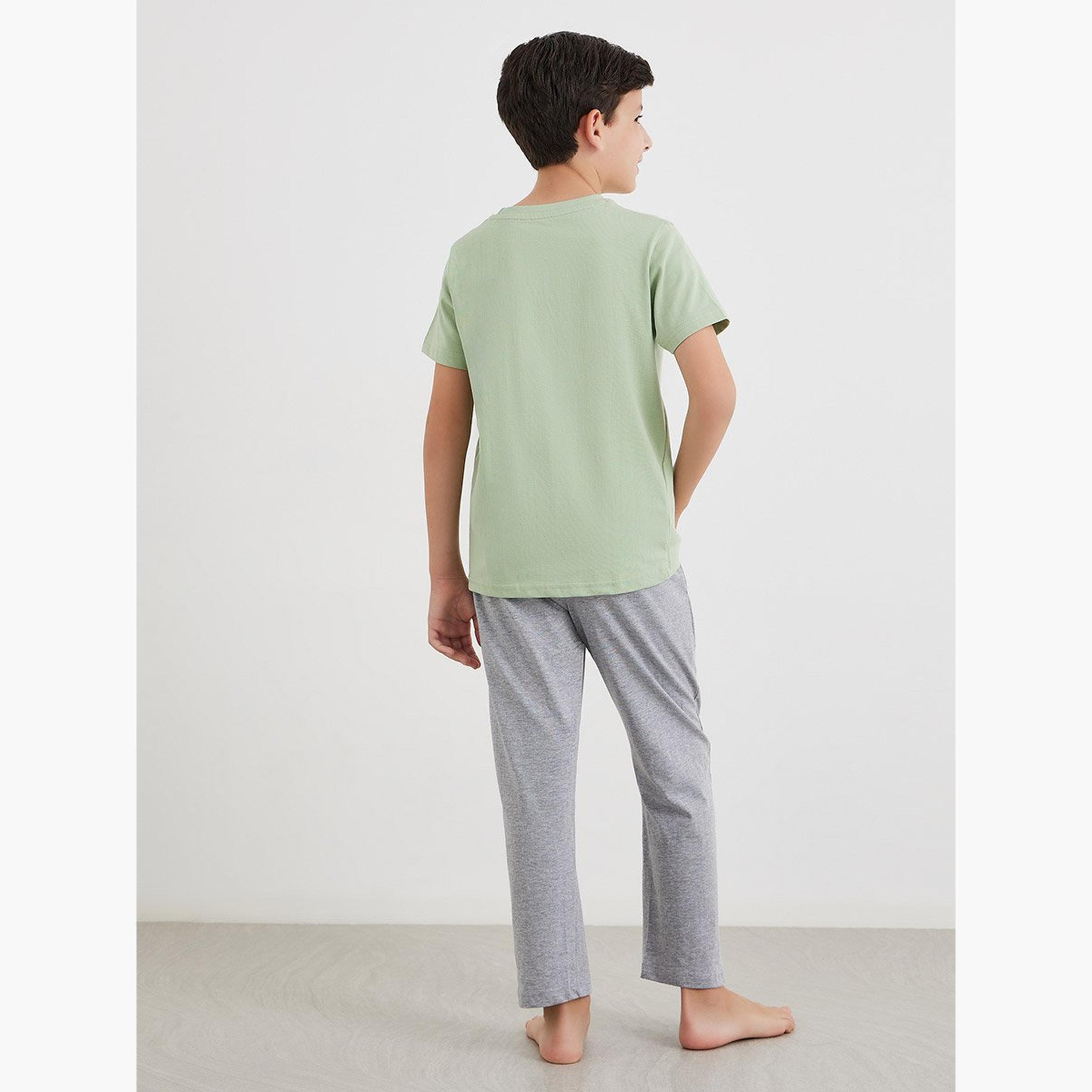 طقم من بنطال بيجاما وتيشيرت بطبعة جرافيك-boys-clothing-nightwear-image-5