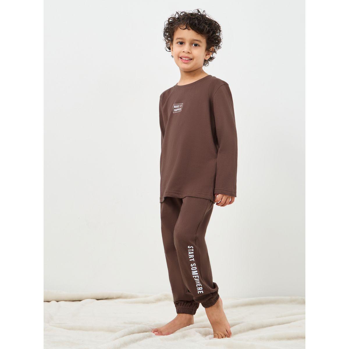 طقم من بنطال بيجاما وتيشيرت بطبعة كتابة-boys-clothing-nightwear-image-2