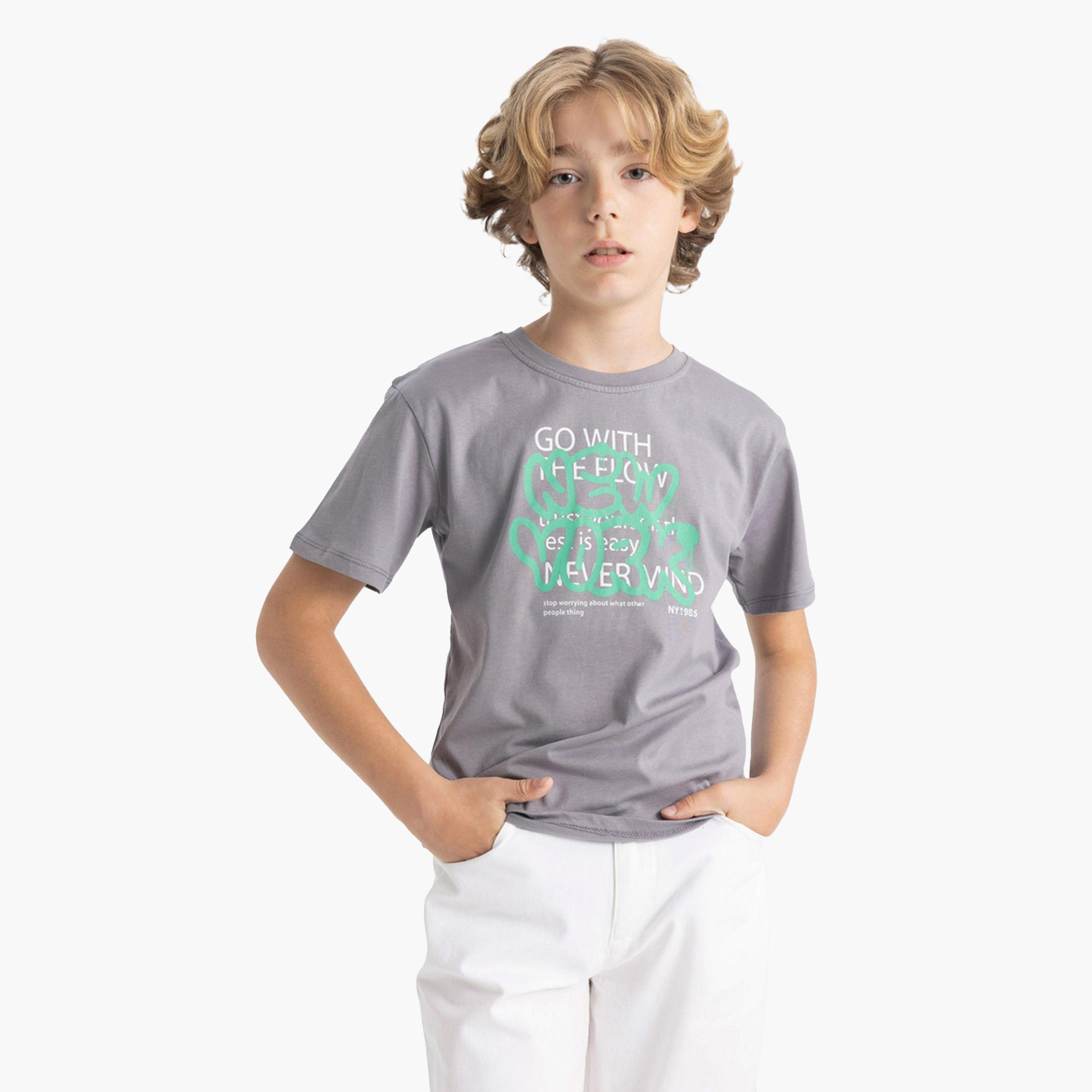 ديفاكتو × ستايلي-  تي شيرت أطفال مطبوع بأكمام قصيرة ورقبة دائرية-boys-clothing-tshirtsandpolos-image-1