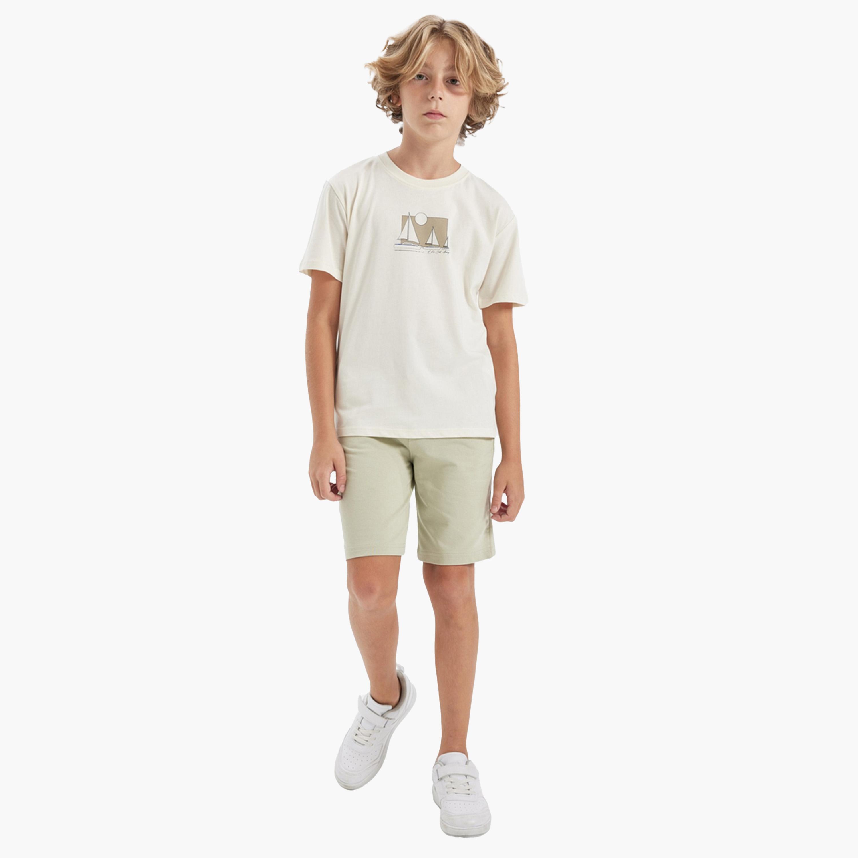 ديفاكتو × ستايلي-  تي شيرت أطفال مطبوع بأكمام قصيرة ورقبة دائرية-boys-clothing-tshirtsandpolos-image-2