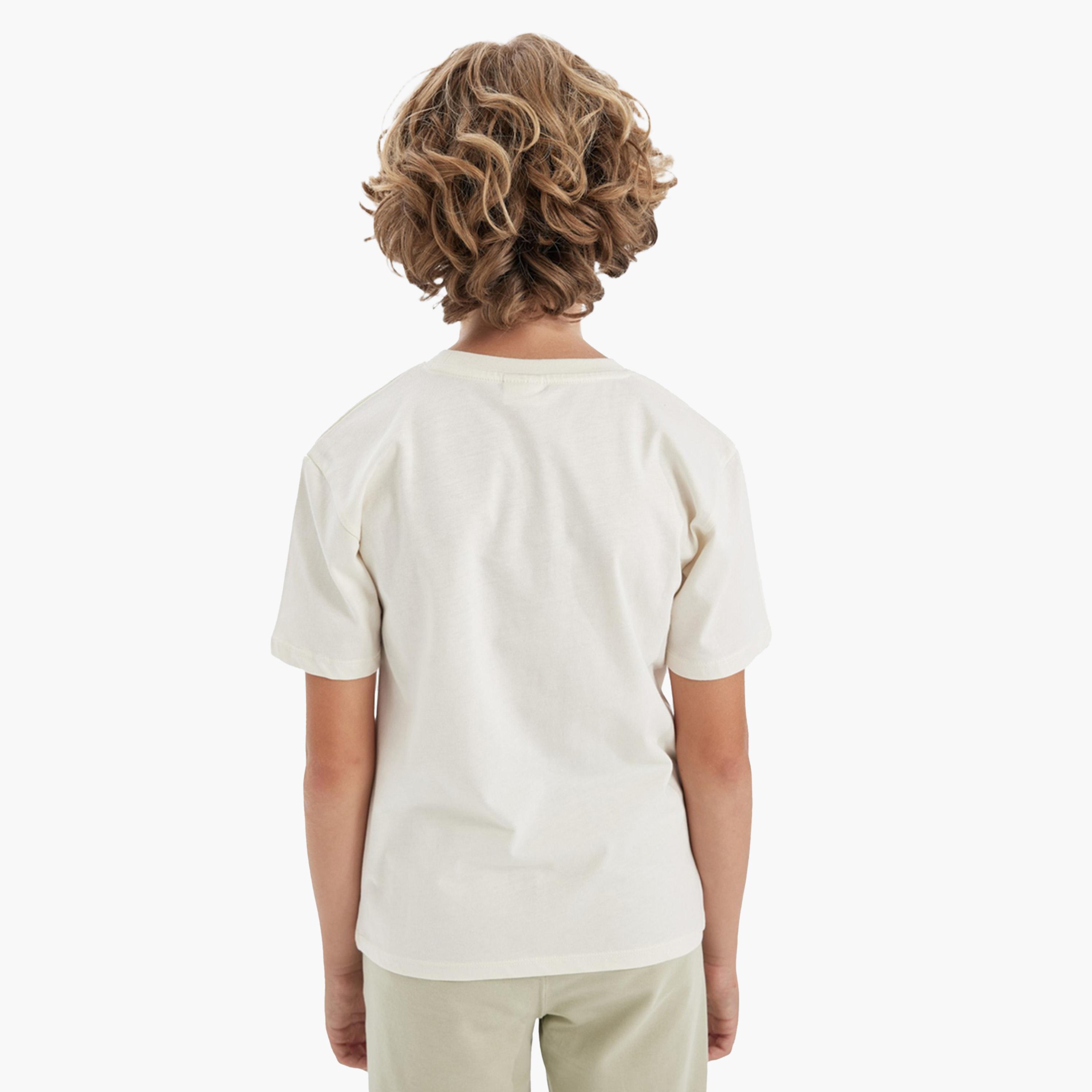 ديفاكتو × ستايلي-  تي شيرت أطفال مطبوع بأكمام قصيرة ورقبة دائرية-boys-clothing-tshirtsandpolos-image-6