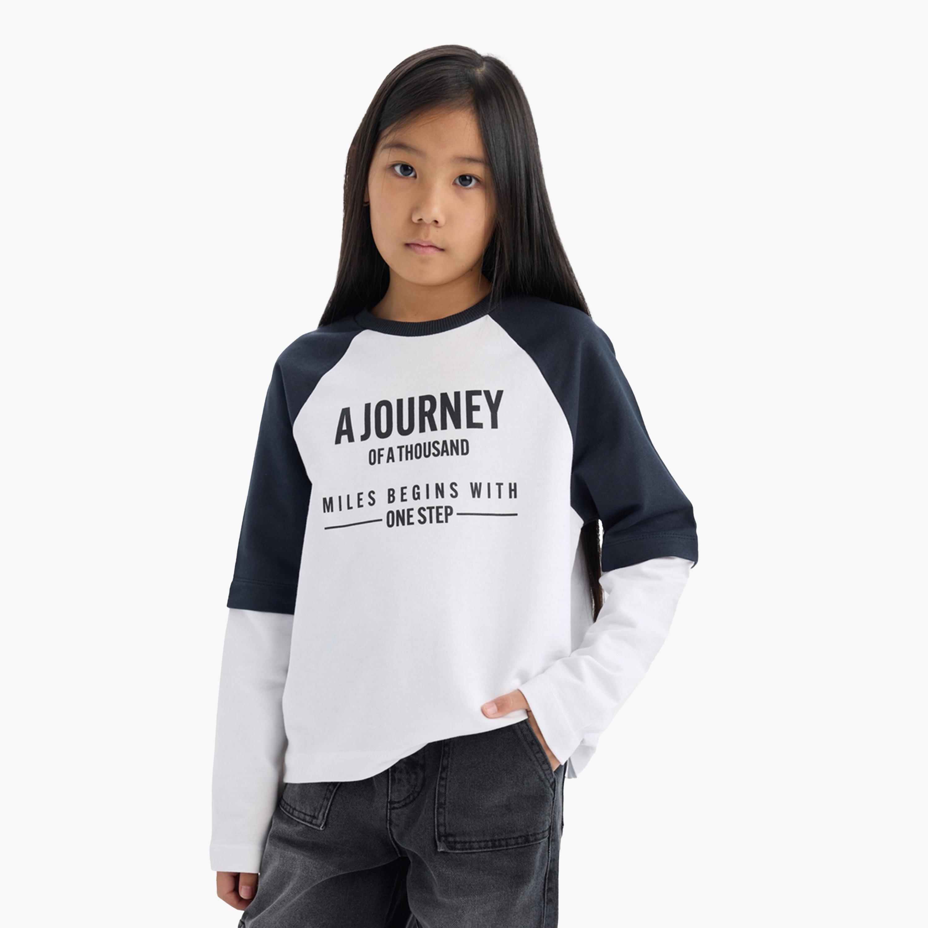 ديفاكتو × ستايلي- تي شيرت قطني أبيض بأكمام طويلة ومطبوع للأطفال-girls-clothing-tshirts-image-1