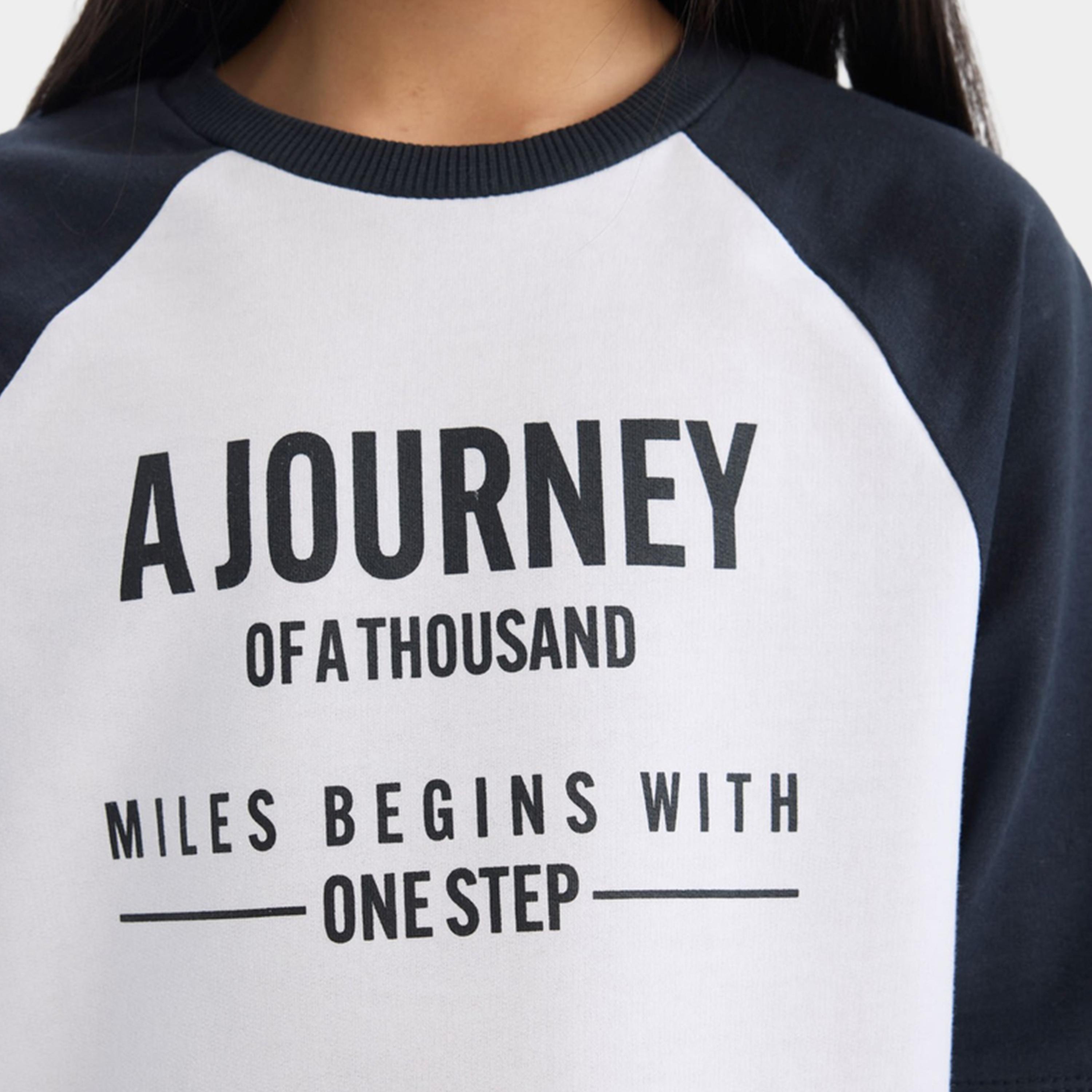 ديفاكتو × ستايلي- تي شيرت قطني أبيض بأكمام طويلة ومطبوع للأطفال-girls-clothing-tshirts-image-3
