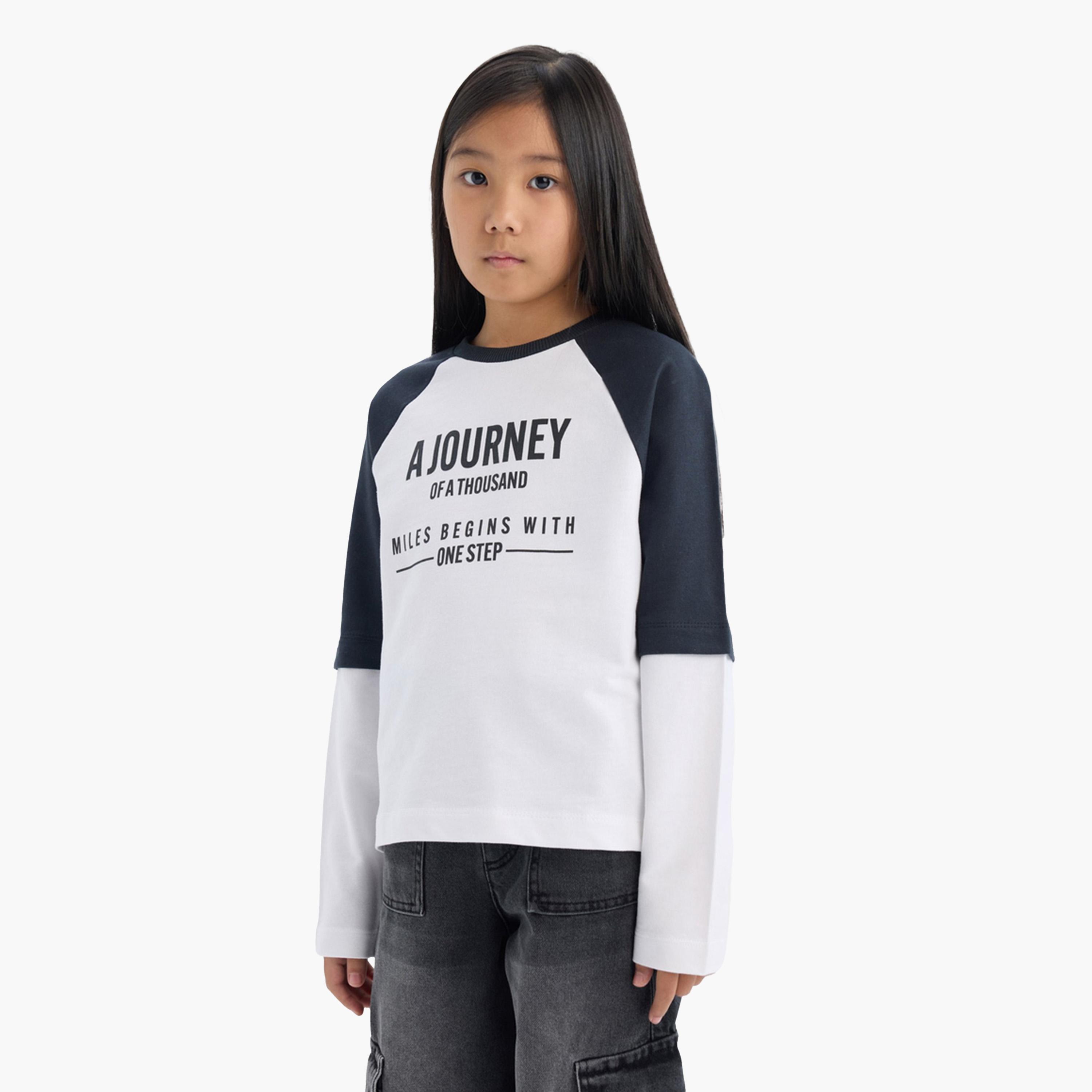 ديفاكتو × ستايلي- تي شيرت قطني أبيض بأكمام طويلة ومطبوع للأطفال-girls-clothing-tshirts-image-4