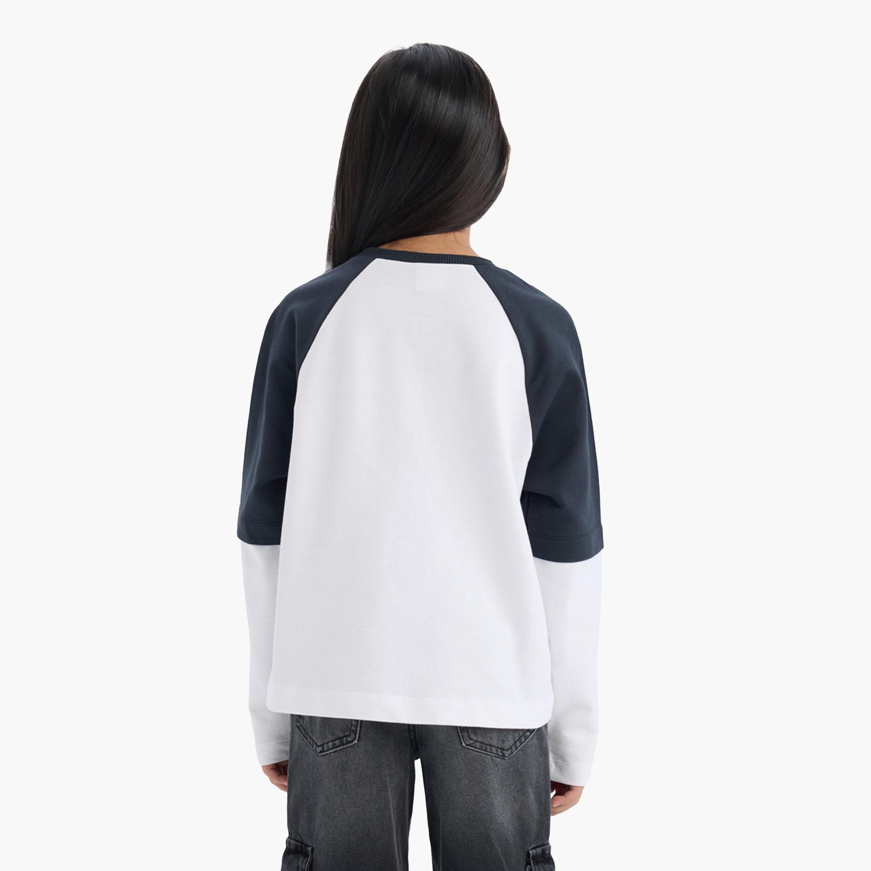 ديفاكتو × ستايلي- تي شيرت قطني أبيض بأكمام طويلة ومطبوع للأطفال-girls-clothing-tshirts-image-5
