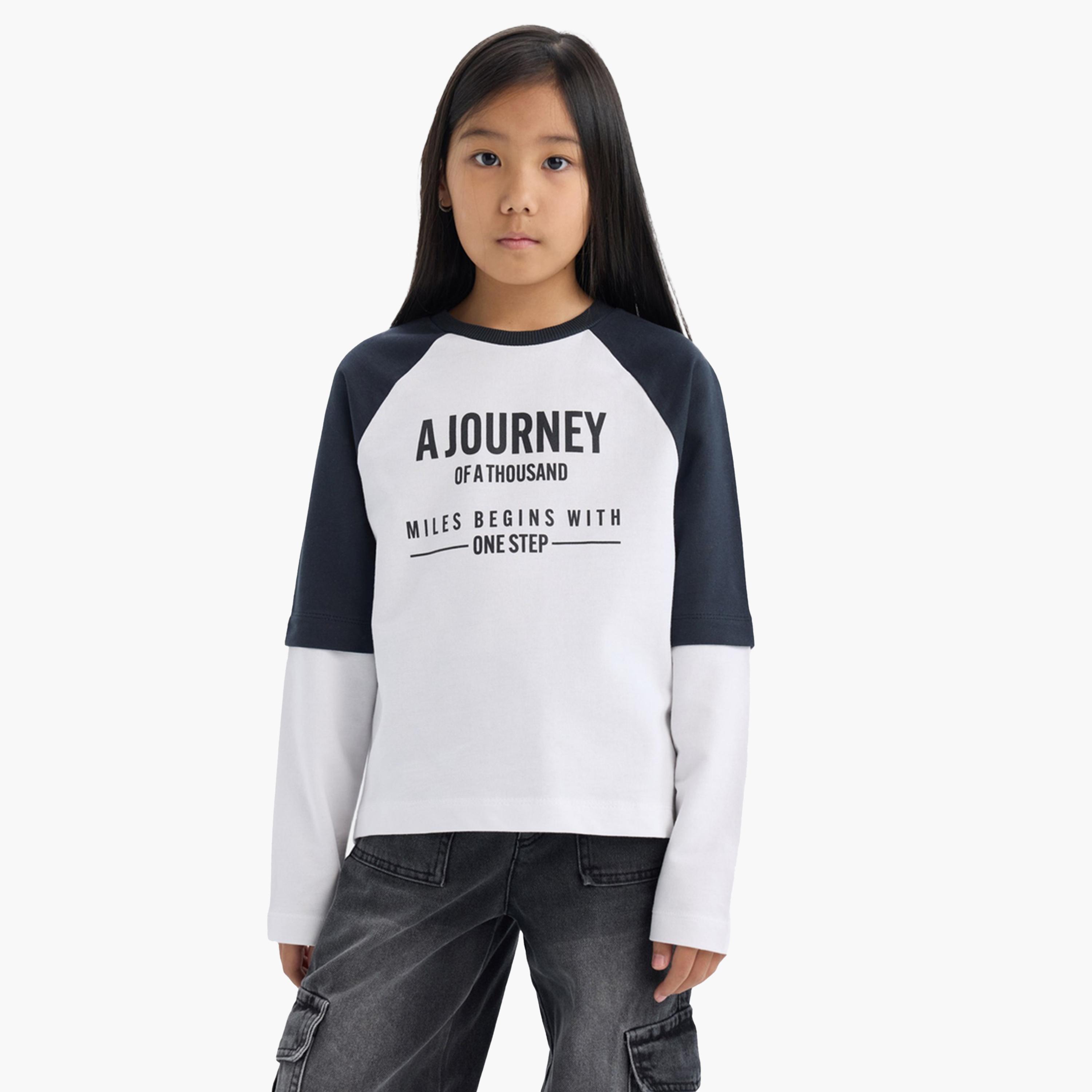 ديفاكتو × ستايلي- تي شيرت قطني أبيض بأكمام طويلة ومطبوع للأطفال-girls-clothing-tshirts-image-6