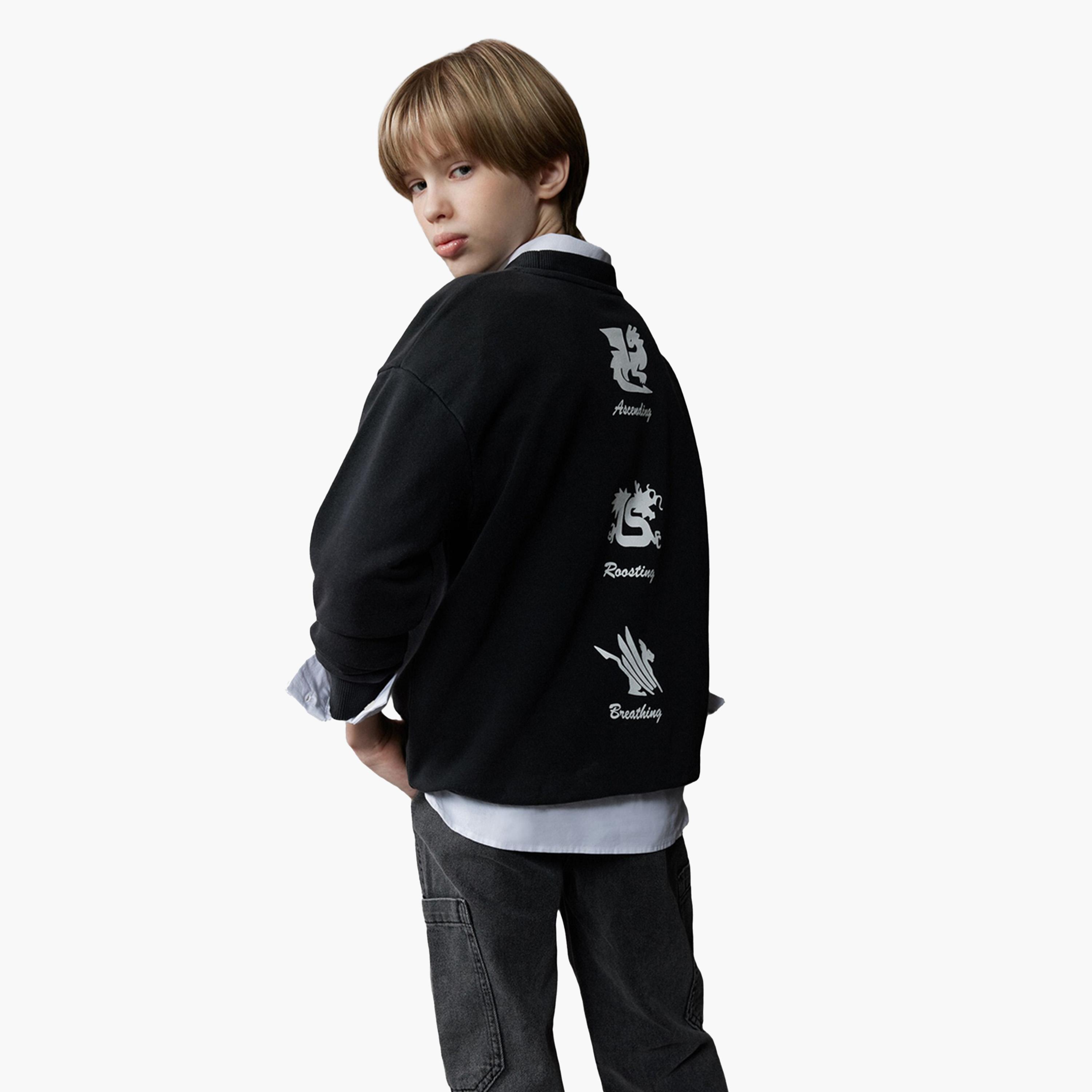 ديفاكتو × ستايلي-  سويت شيرت للأولاد بمقاس كبير مطبوع عليه صورة باهتة ومغسولة-boys-clothing-sweatshirts-image-3