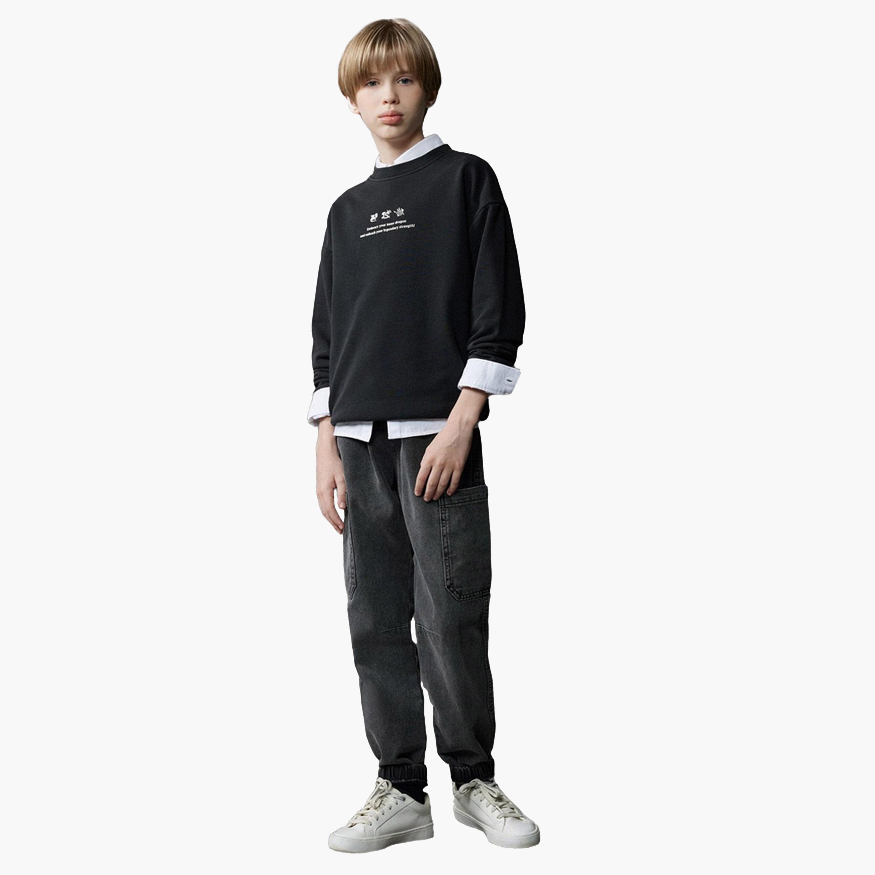 ديفاكتو × ستايلي-  سويت شيرت للأولاد بمقاس كبير مطبوع عليه صورة باهتة ومغسولة-boys-clothing-sweatshirts-image-4