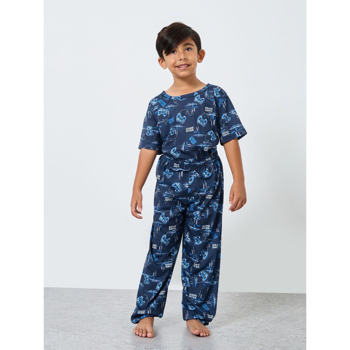 طقم بيجاما من بنطال وشورت مع تيشيرت بطبعة كاملة-boys-clothing-nightwear-image-2