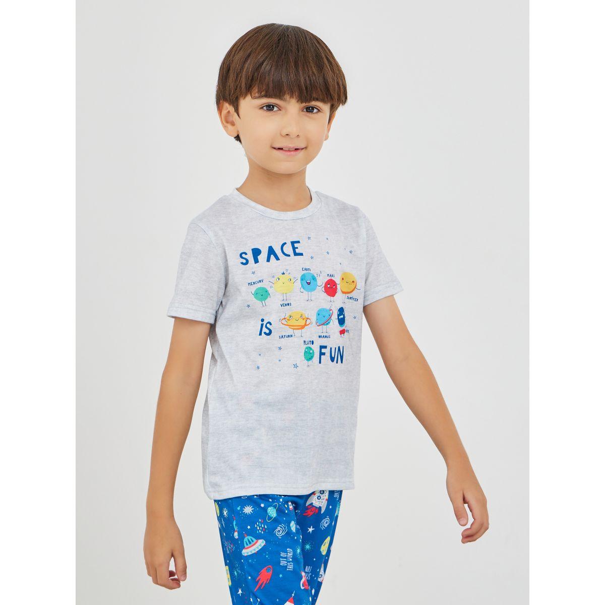 طقم بيجاما من بنطال وتيشيرت بطبعة جرافيك وياقة دائرية-boys-clothing-nightwear-image-2