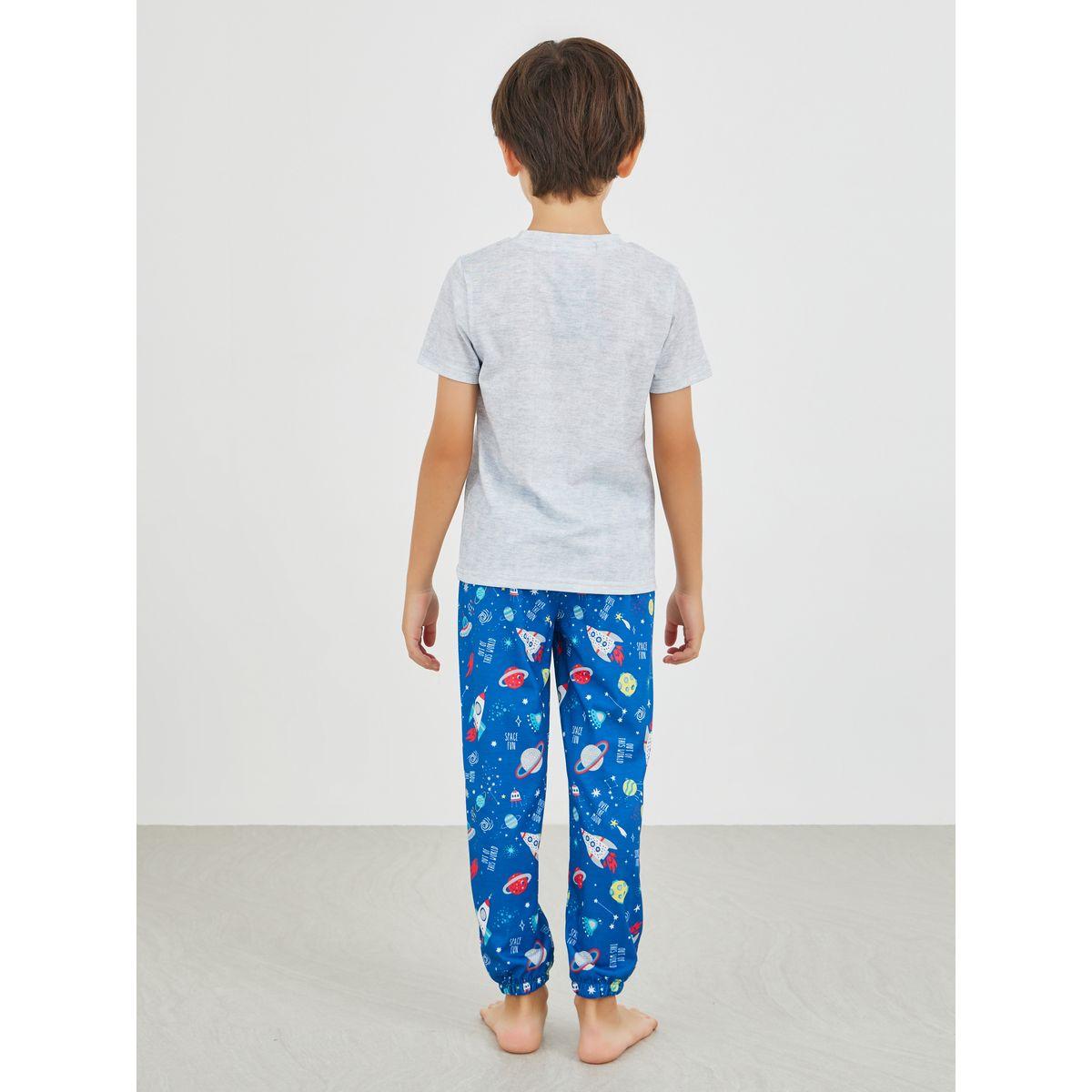 طقم بيجاما من بنطال وتيشيرت بطبعة جرافيك وياقة دائرية-boys-clothing-nightwear-image-4