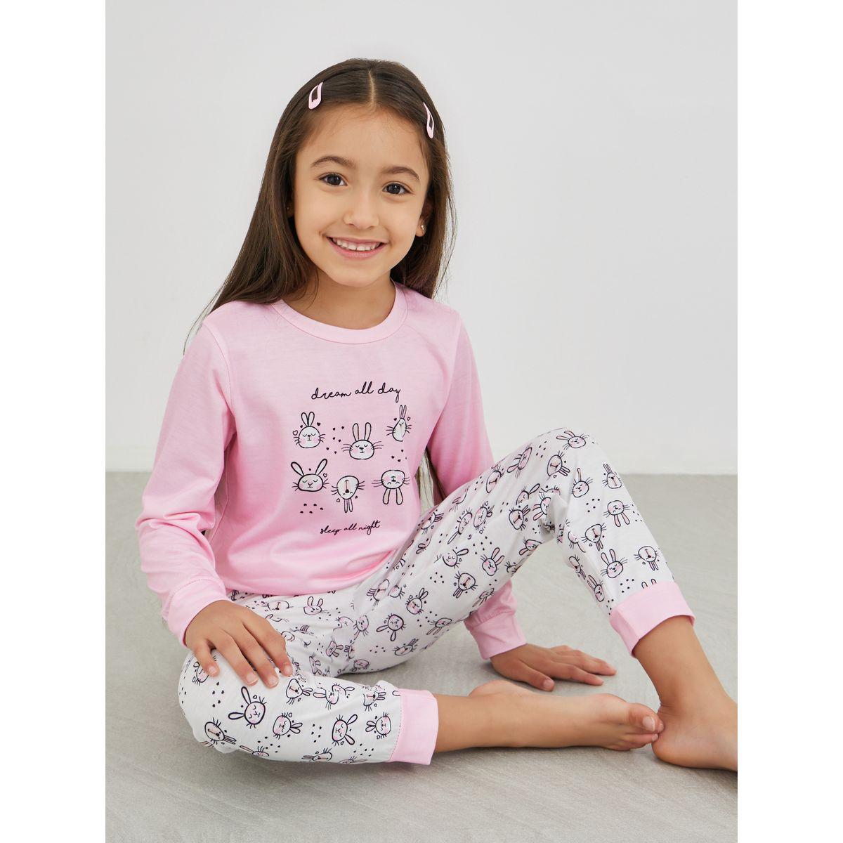 طقم بيجاما من بنطال وتيشيرت بطبعة جرافيك وياقة دائرية-girls-clothing-nightwear-image-1