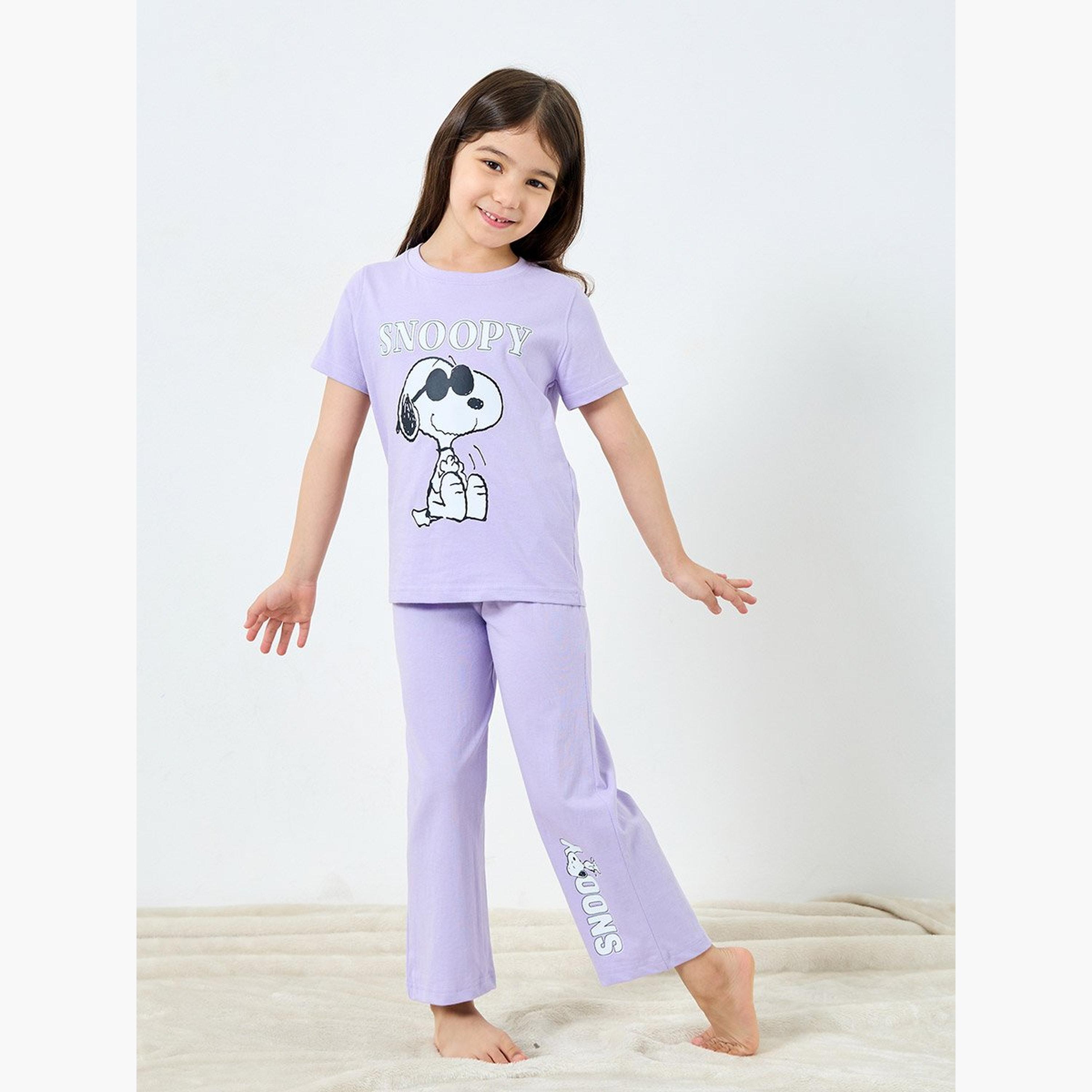 طقم من بنطال بيجاما وتيشيرت بطبعة سنوبي-girls-clothing-nightwear-image-1
