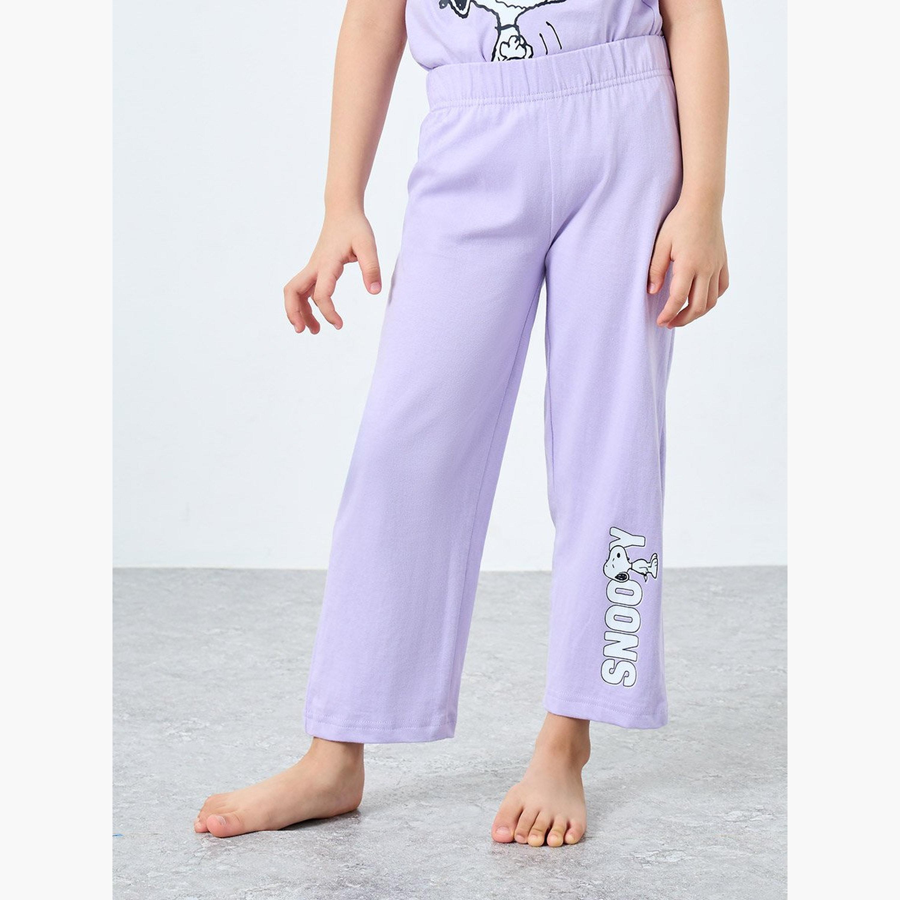 طقم من بنطال بيجاما وتيشيرت بطبعة سنوبي-girls-clothing-nightwear-image-4