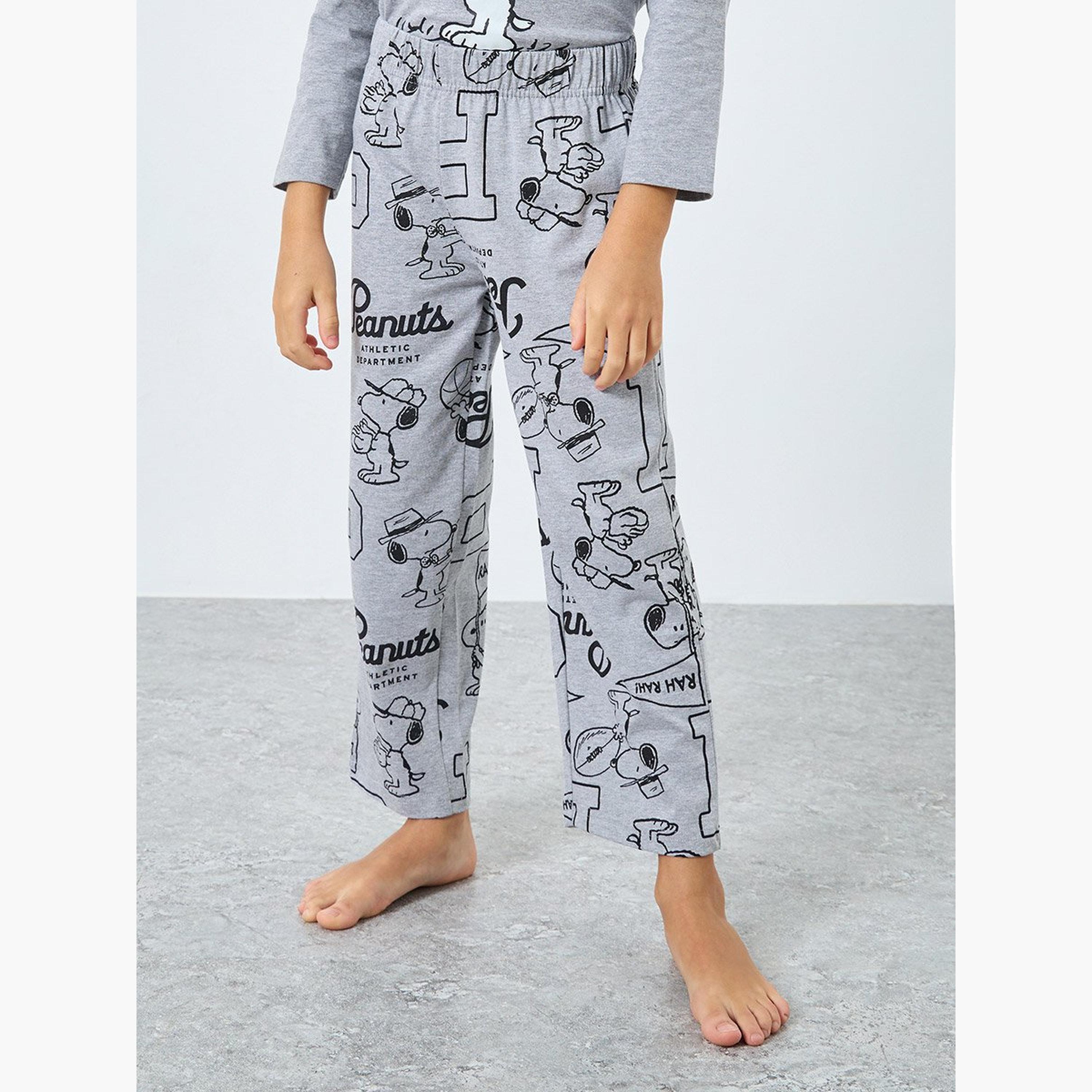 طقم من بنطال بيجاما وتيشيرت بطبعة سنوبي-boys-clothing-nightwear-image-4