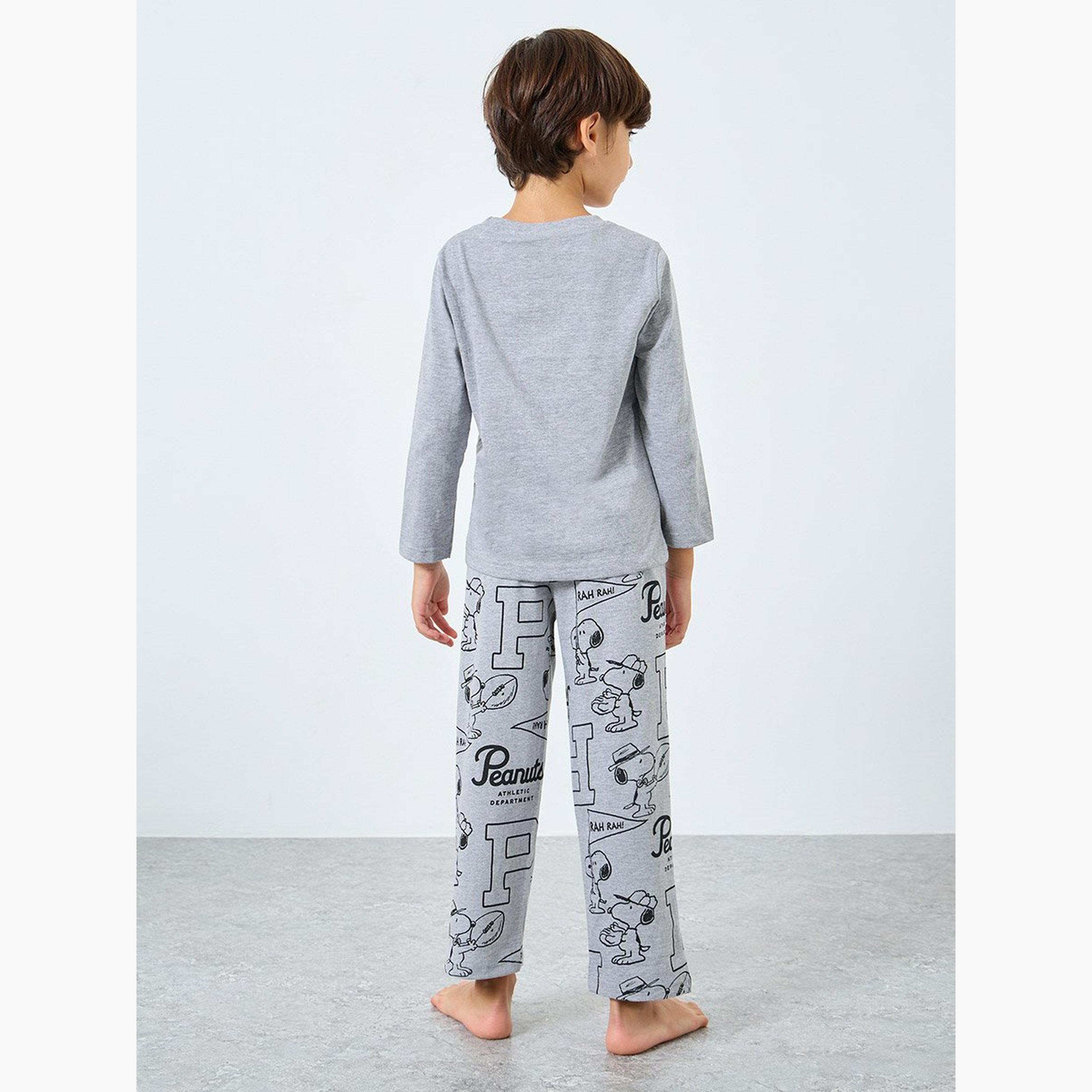 طقم من بنطال بيجاما وتيشيرت بطبعة سنوبي-boys-clothing-nightwear-image-5