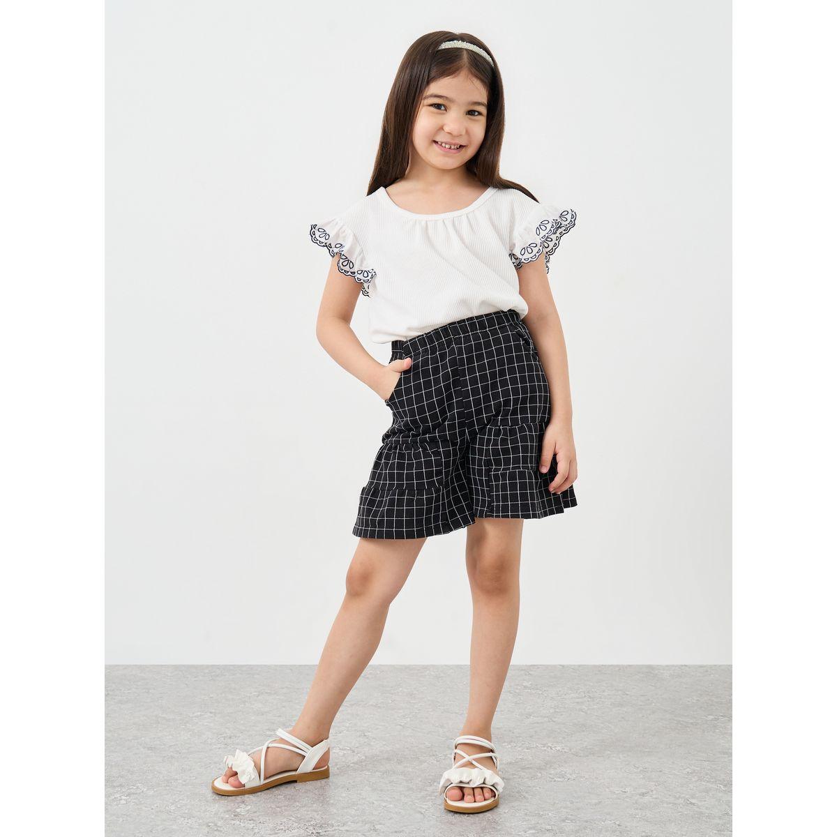 طقم منسق من شورت وبلوزة بتفاصيل مُطرزة-girls-clothing-setsandcoords-image-1