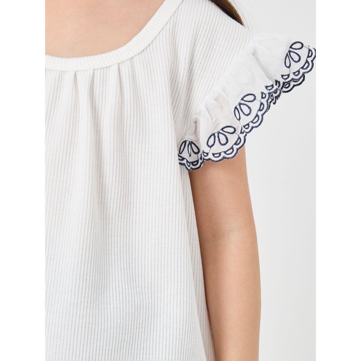 طقم منسق من شورت وبلوزة بتفاصيل مُطرزة-girls-clothing-setsandcoords-image-3