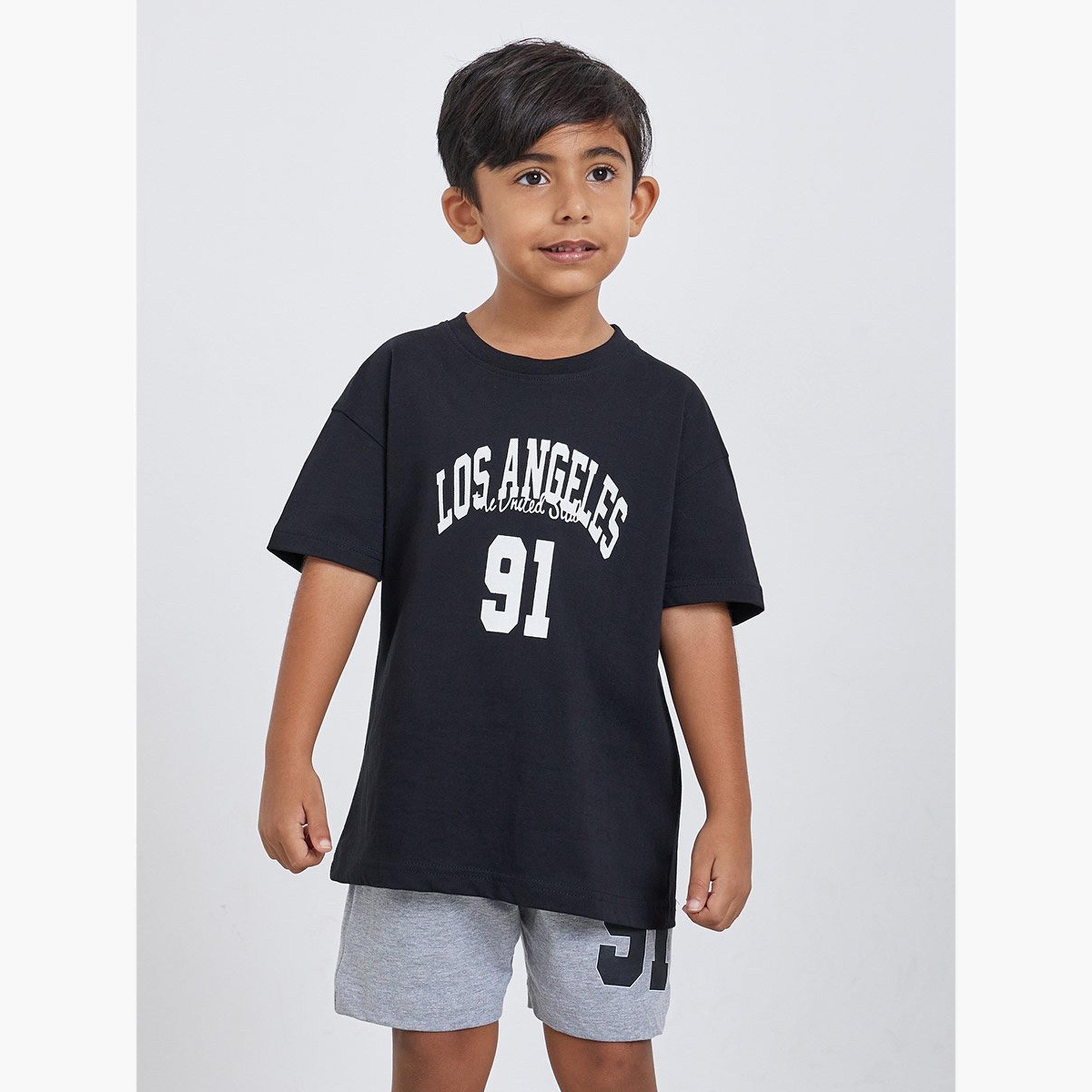 مجموعة من شورت وتيشيرت بطبعة جرافيك-boys-clothing-setsandcoords-image-1