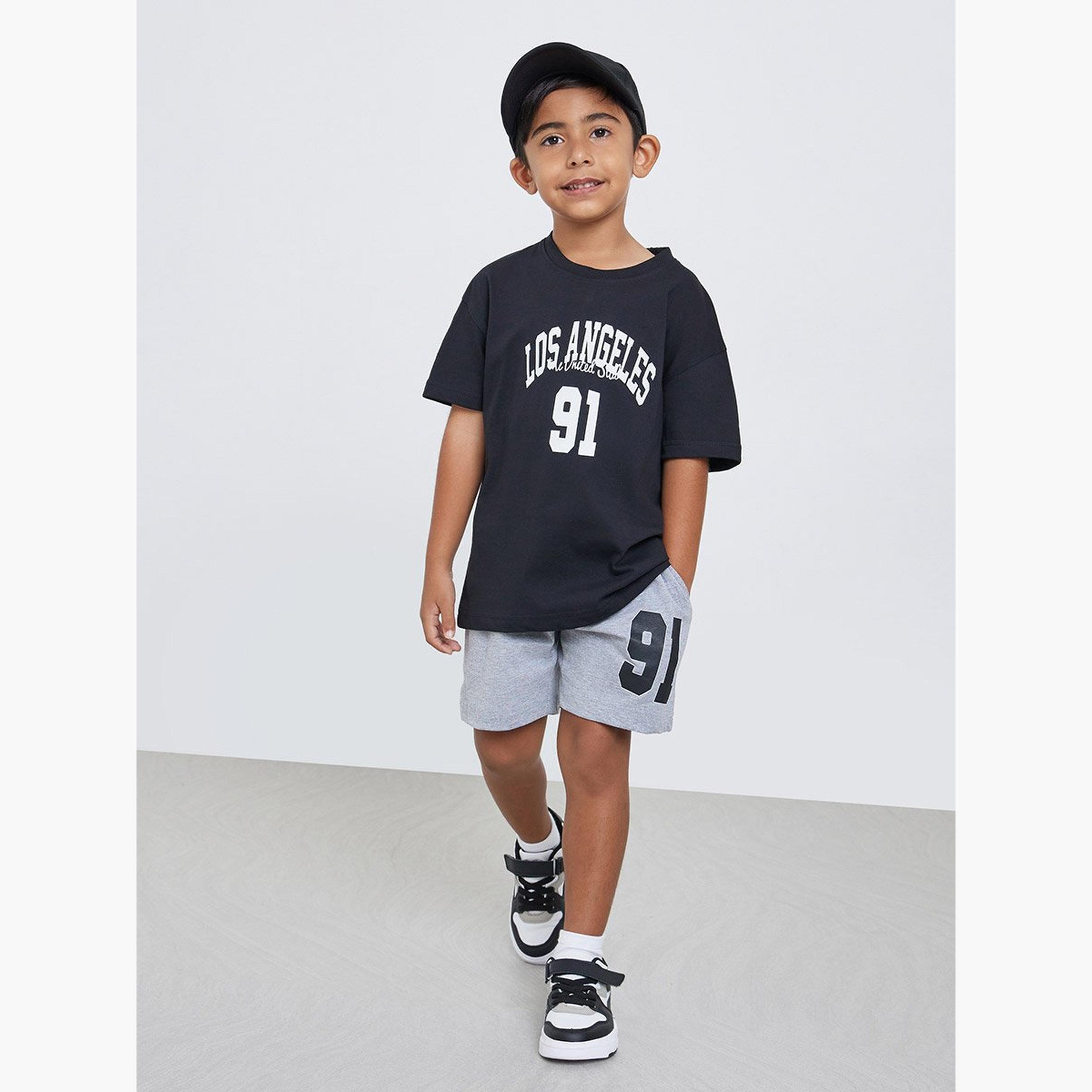 مجموعة من شورت وتيشيرت بطبعة جرافيك-boys-clothing-setsandcoords-image-2