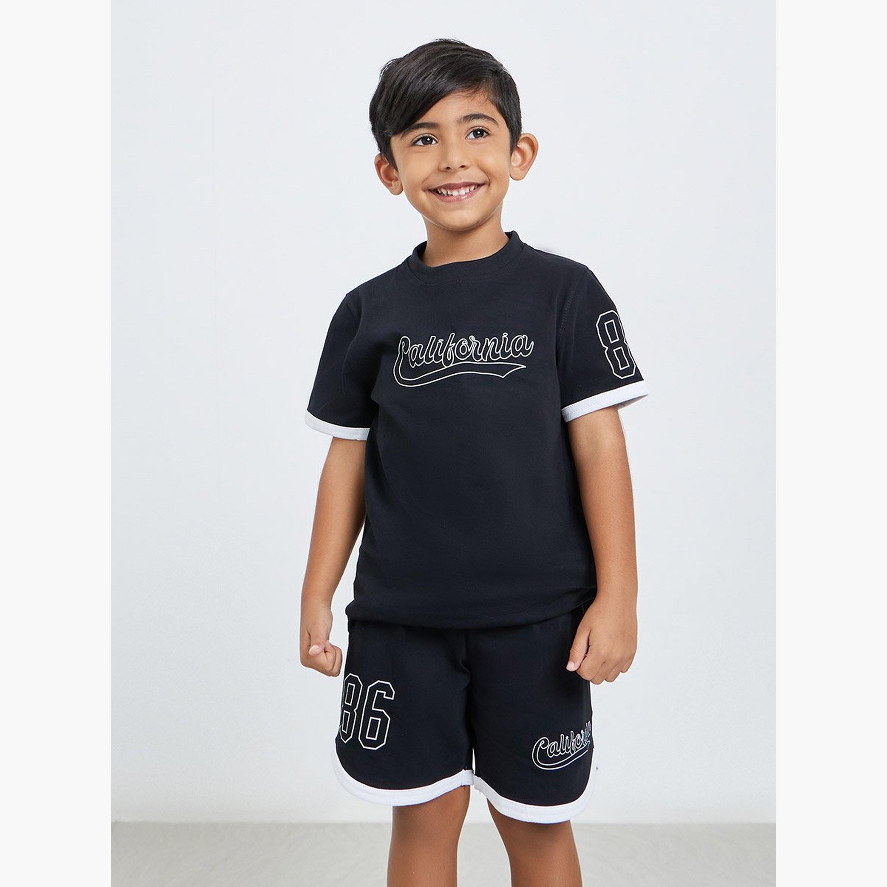 طقم منسق من شورت وتيشيرت بطبعة جرافيك-boys-clothing-setsandcoords-image-1