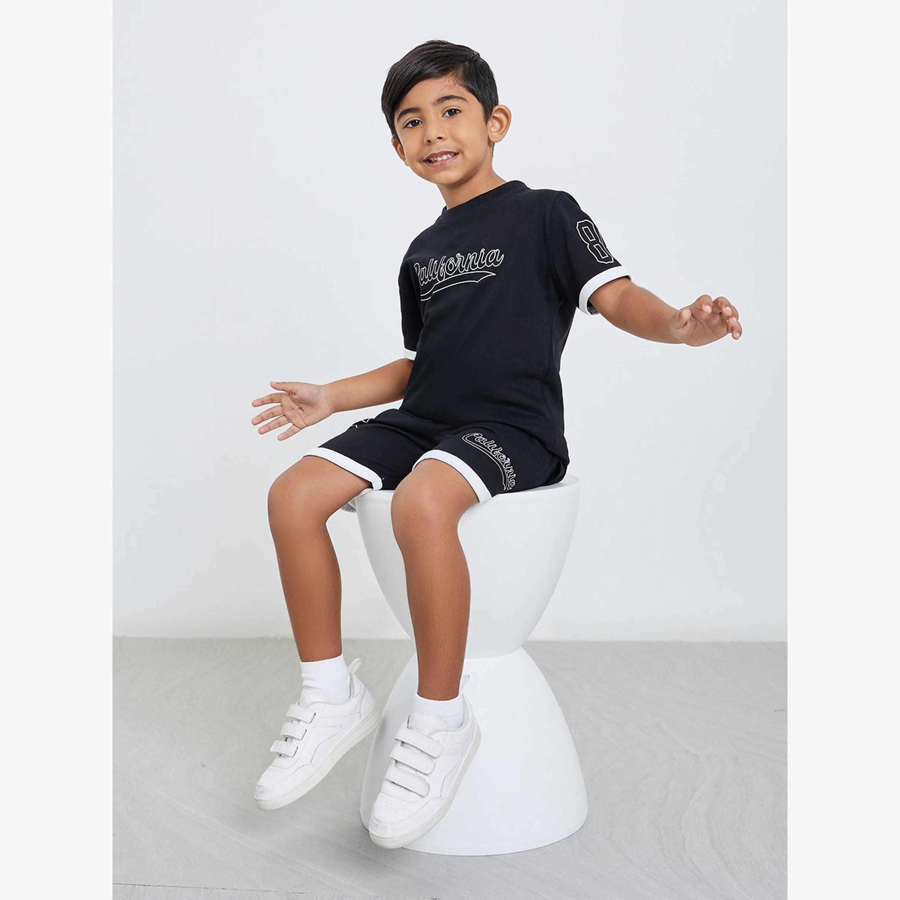 طقم منسق من شورت وتيشيرت بطبعة جرافيك-boys-clothing-setsandcoords-image-2