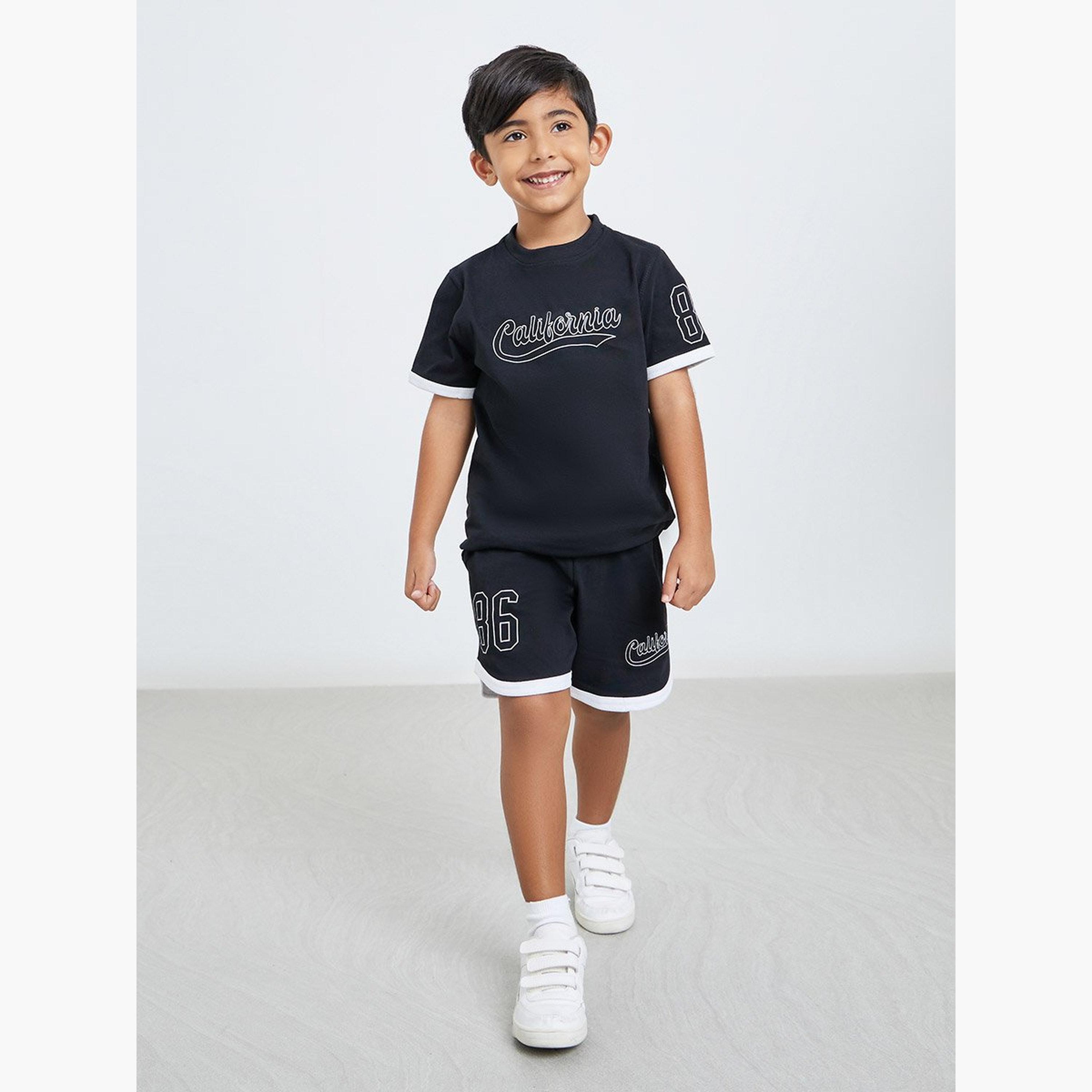 طقم منسق من شورت وتيشيرت بطبعة جرافيك-boys-clothing-setsandcoords-image-3