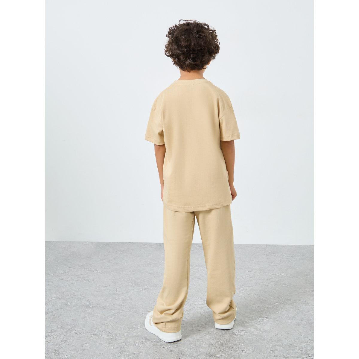 طقم من جوغر وتيشيرت بطبعة كتابة-boys-clothing-setsandcoords-image-4