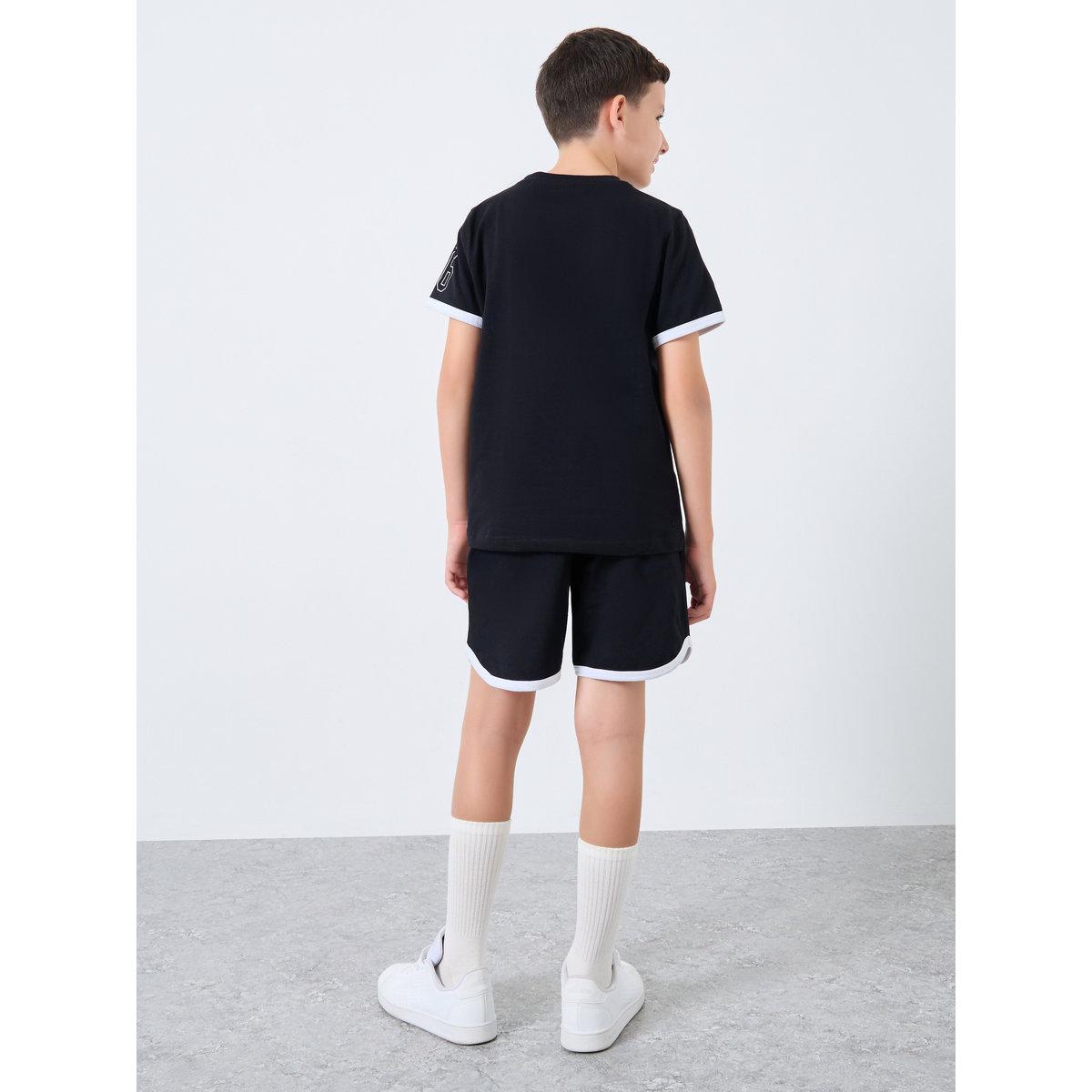 طقم من شورت وتيشيرت بتفاصيل طباعة-boys-clothing-setsandcoords-image-4