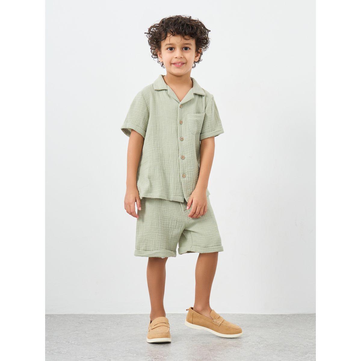 طقم منسق من شورت وقميص بتفاصيل بارزة الملمس-boys-clothing-setsandcoords-image-1