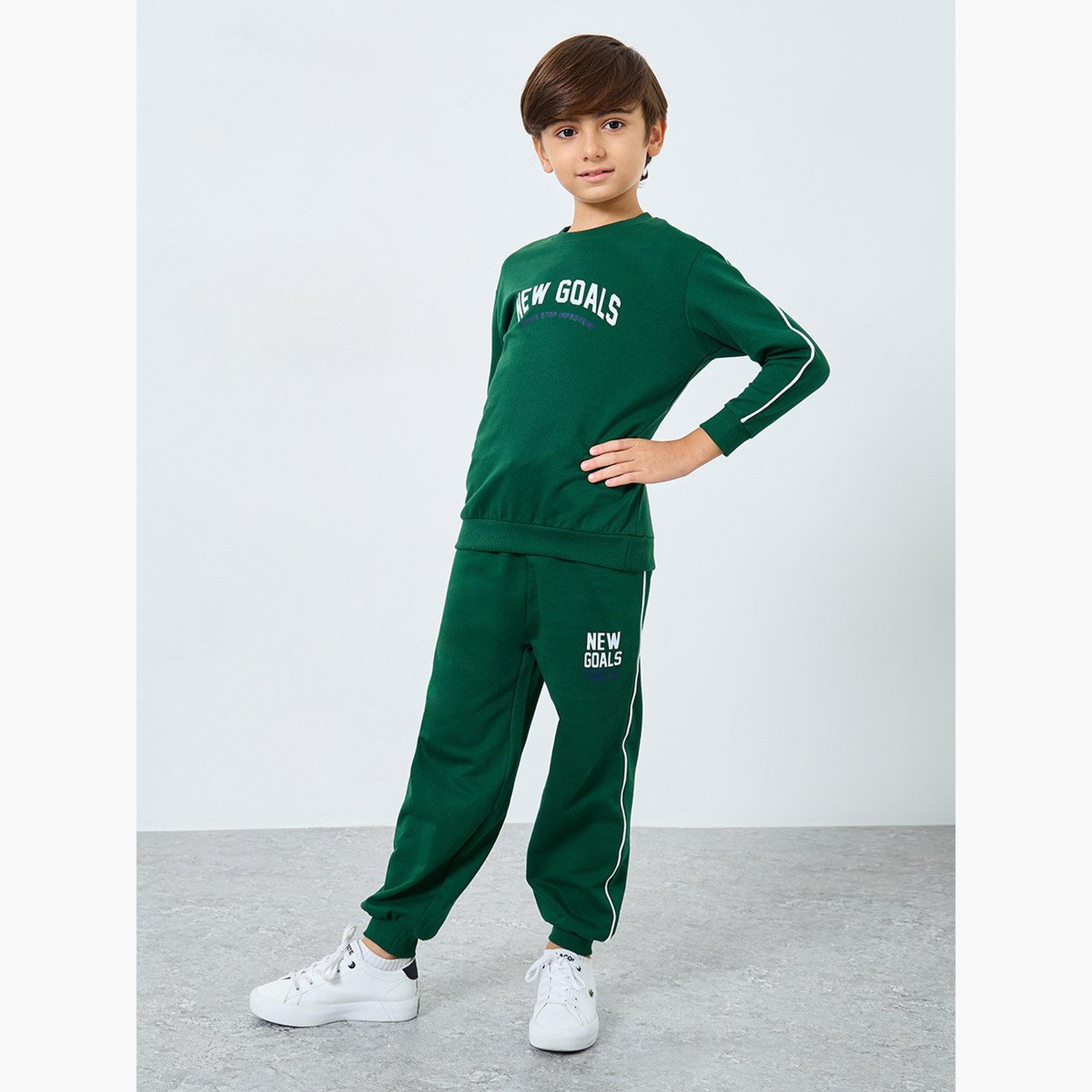 طقم من بنطال جوغر وسويتشيرت بطبعة كتابة-boys-clothing-setsandcoords-image-1