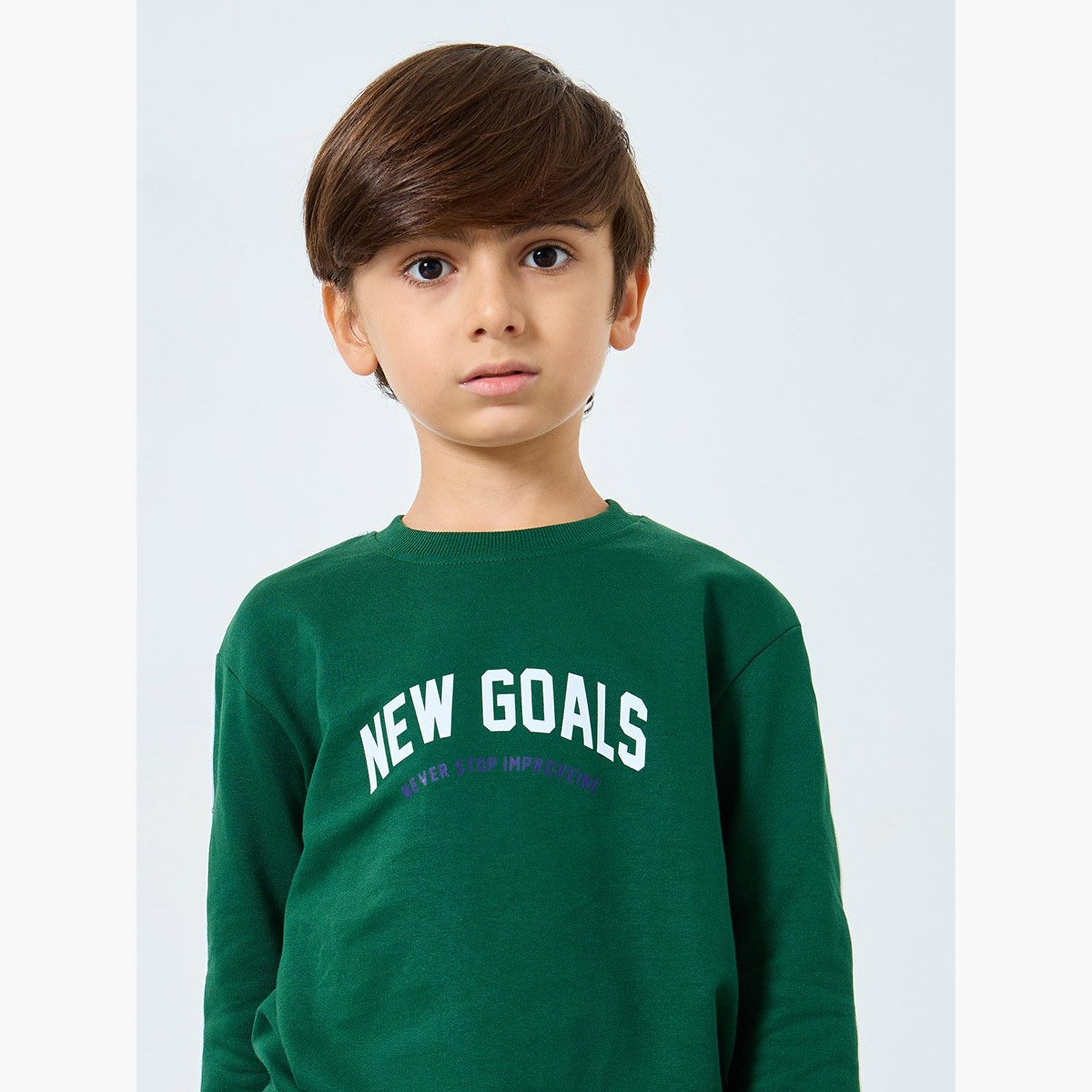 طقم من بنطال جوغر وسويتشيرت بطبعة كتابة-boys-clothing-setsandcoords-image-2