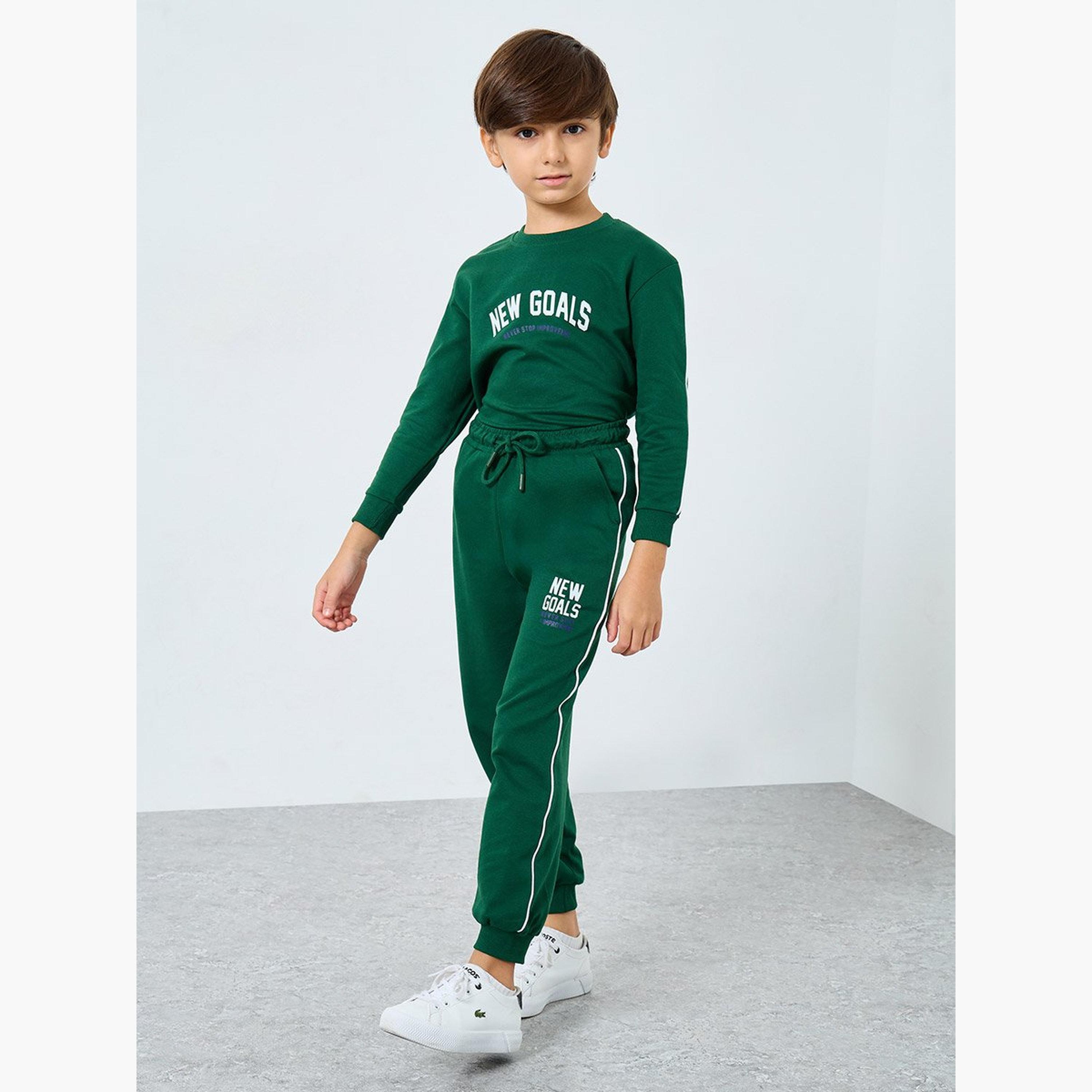طقم من بنطال جوغر وسويتشيرت بطبعة كتابة-boys-clothing-setsandcoords-image-3