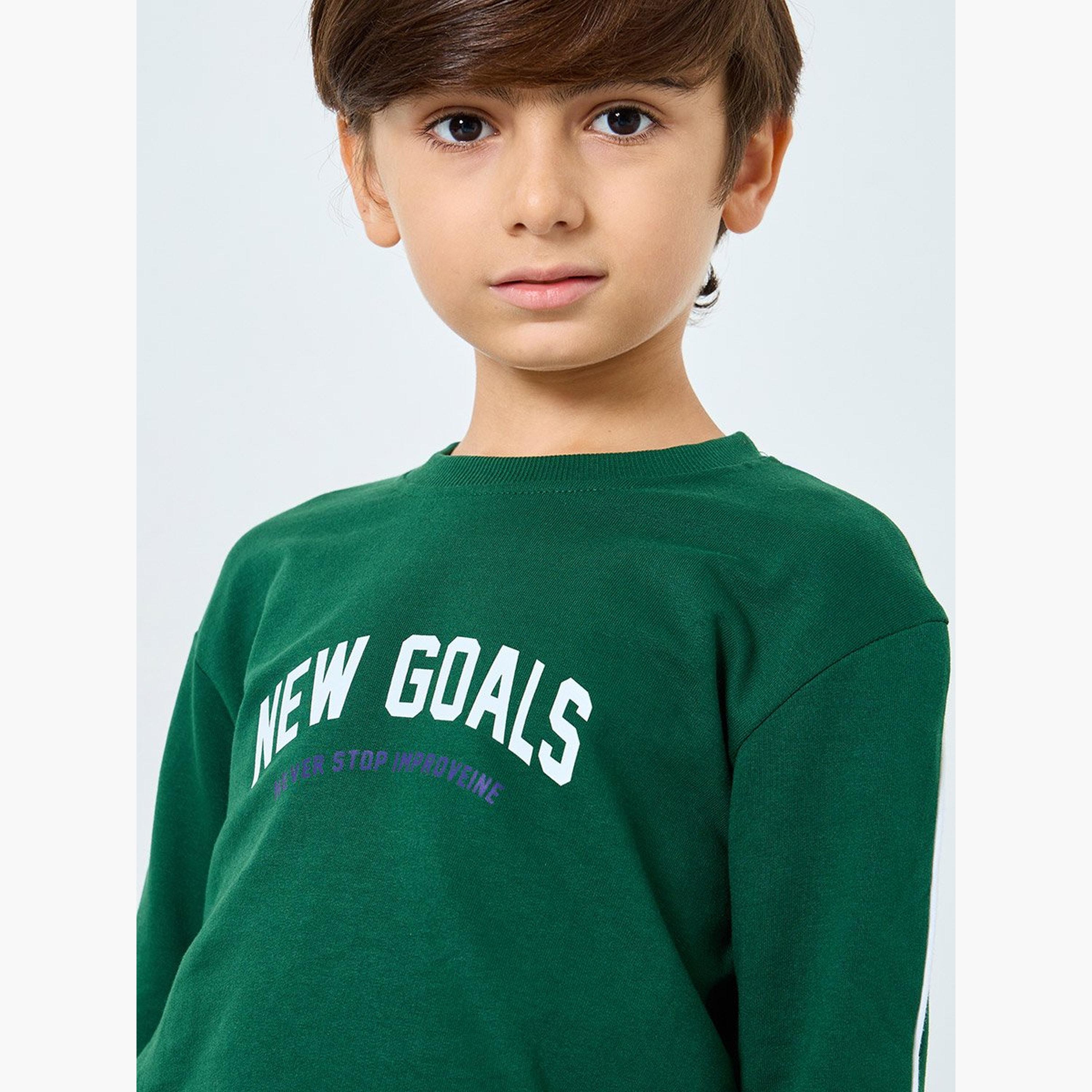 طقم من بنطال جوغر وسويتشيرت بطبعة كتابة-boys-clothing-setsandcoords-image-4