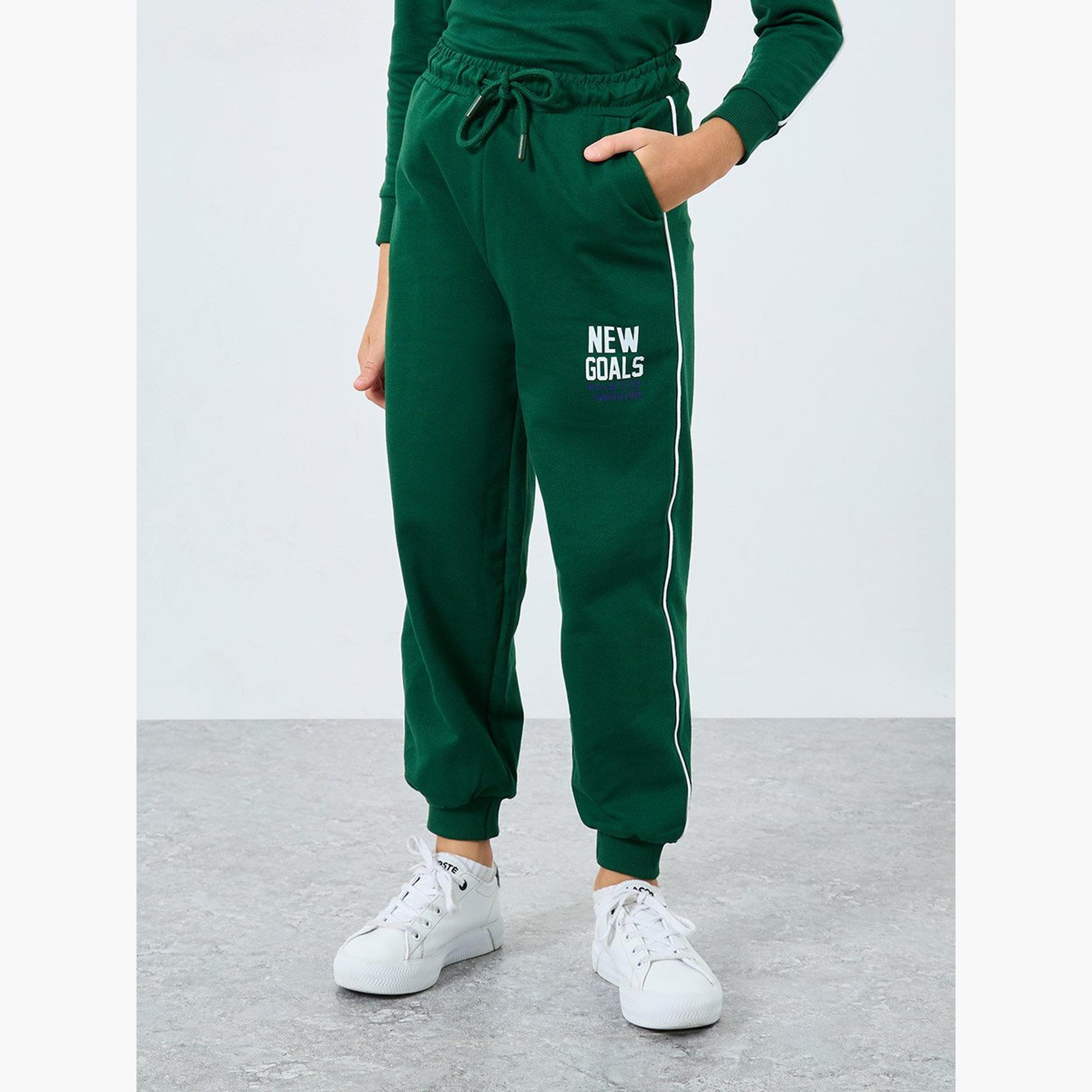 طقم من بنطال جوغر وسويتشيرت بطبعة كتابة-boys-clothing-setsandcoords-image-5