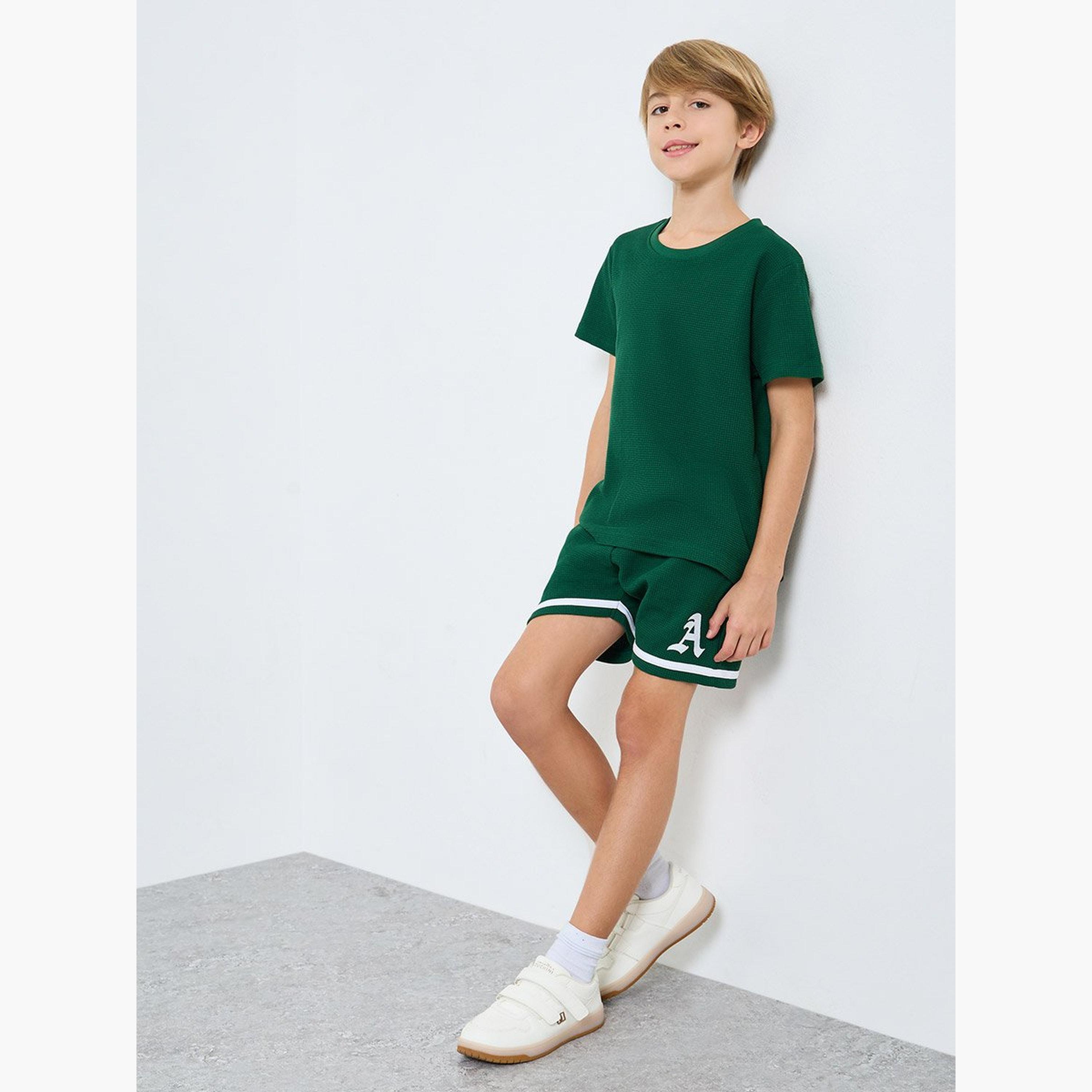 طقم تيشيرت محبوك بنمط وافل مع شورت-boys-clothing-setsandcoords-image-1