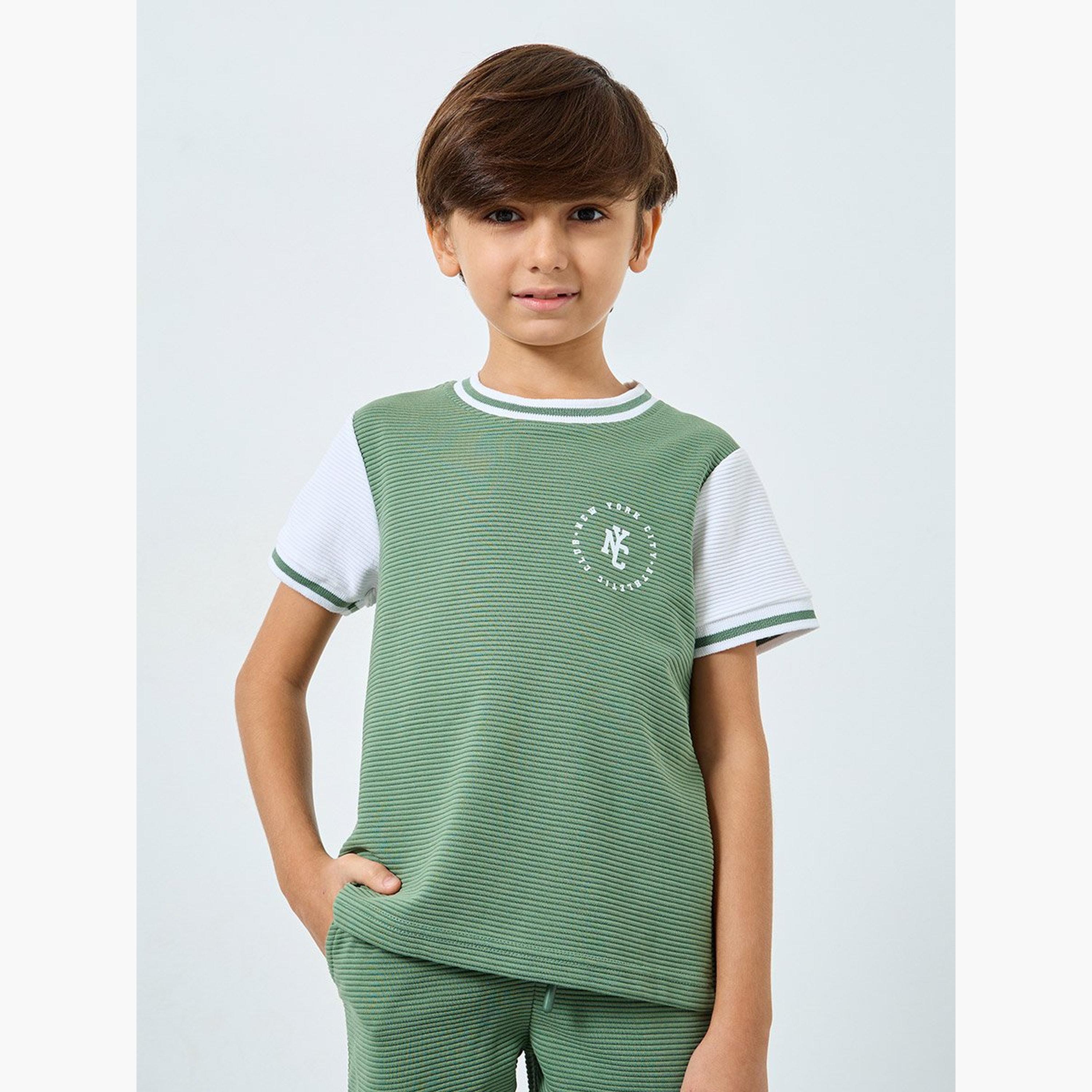 طقم من شورت وتيشيرت بتفاصيل مُتباينة-boys-clothing-setsandcoords-image-2