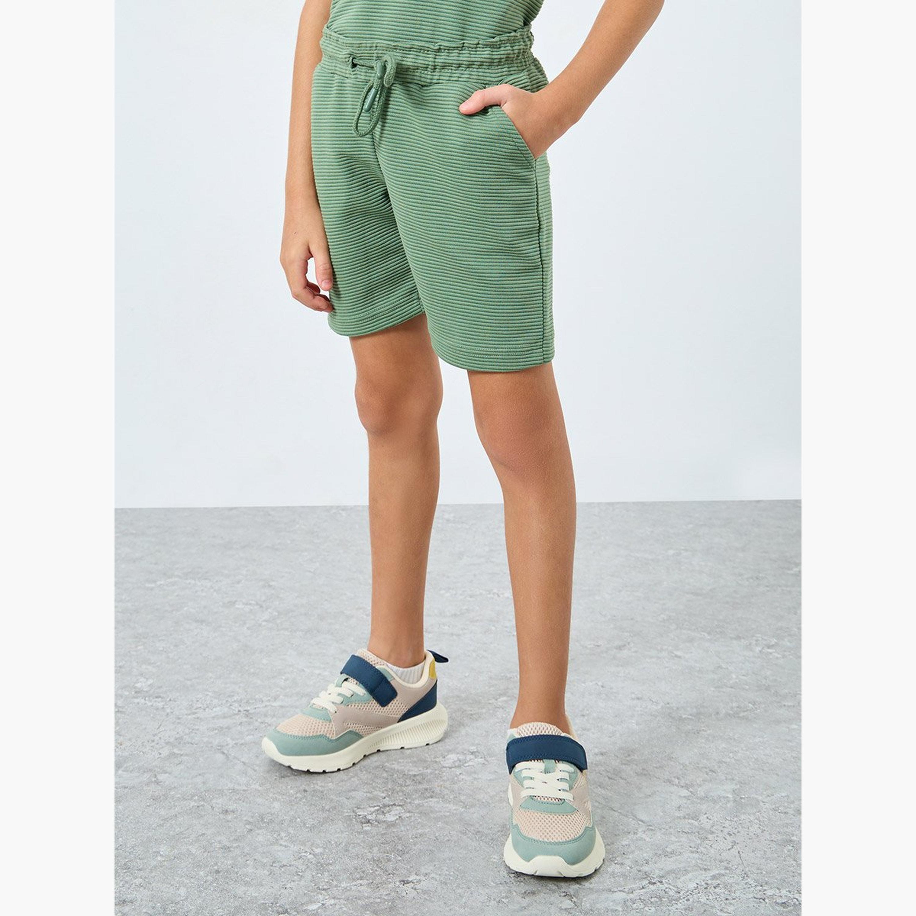 طقم من شورت وتيشيرت بتفاصيل مُتباينة-boys-clothing-setsandcoords-image-5