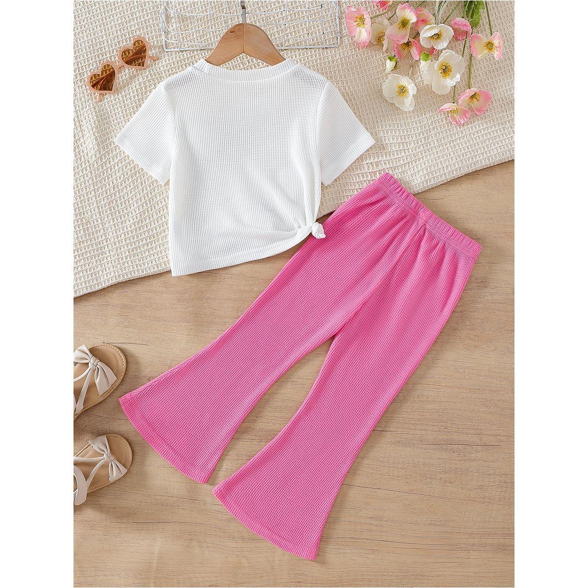 طقم من بنطال وتيشيرت بتفاصيل شارة مُطرزة-girls-clothing-setsandcoords-image-2