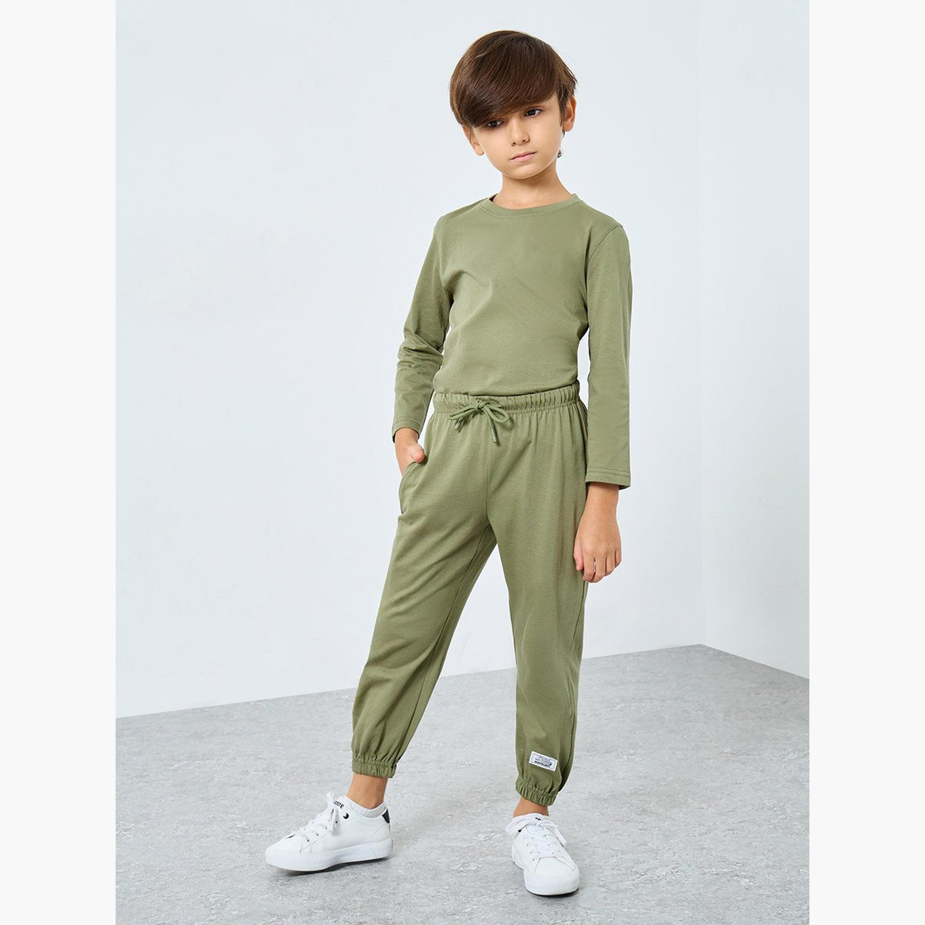 طقم من بنطال جوغر وتيشيرت بأكمام طويلة-boys-clothing-setsandcoords-image-3