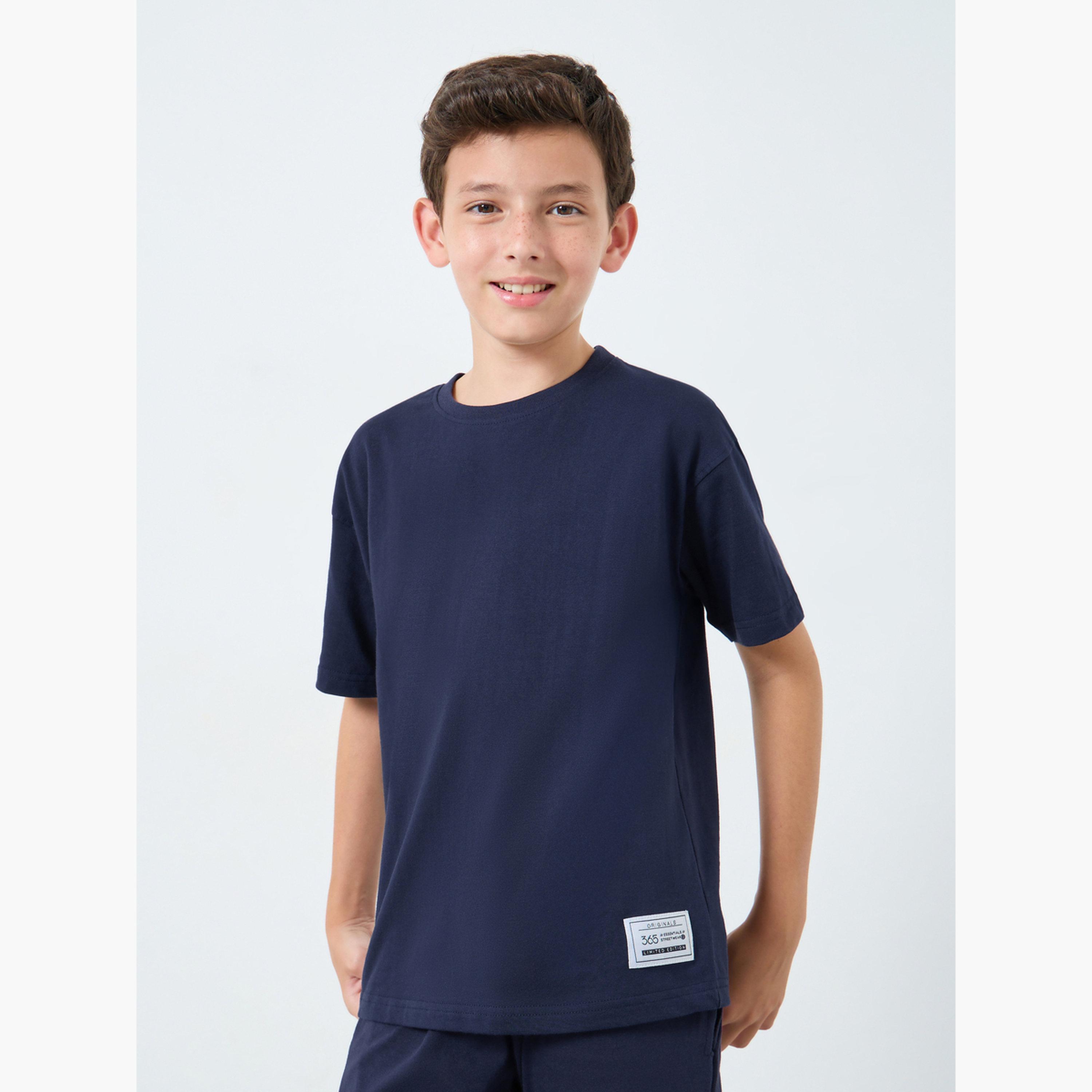 ستايلي - طقم تي شيرت أزرق وبنطال رياضي بتفاصيل شارة للمراهقين-boys-clothing-setsandcoords-image-2