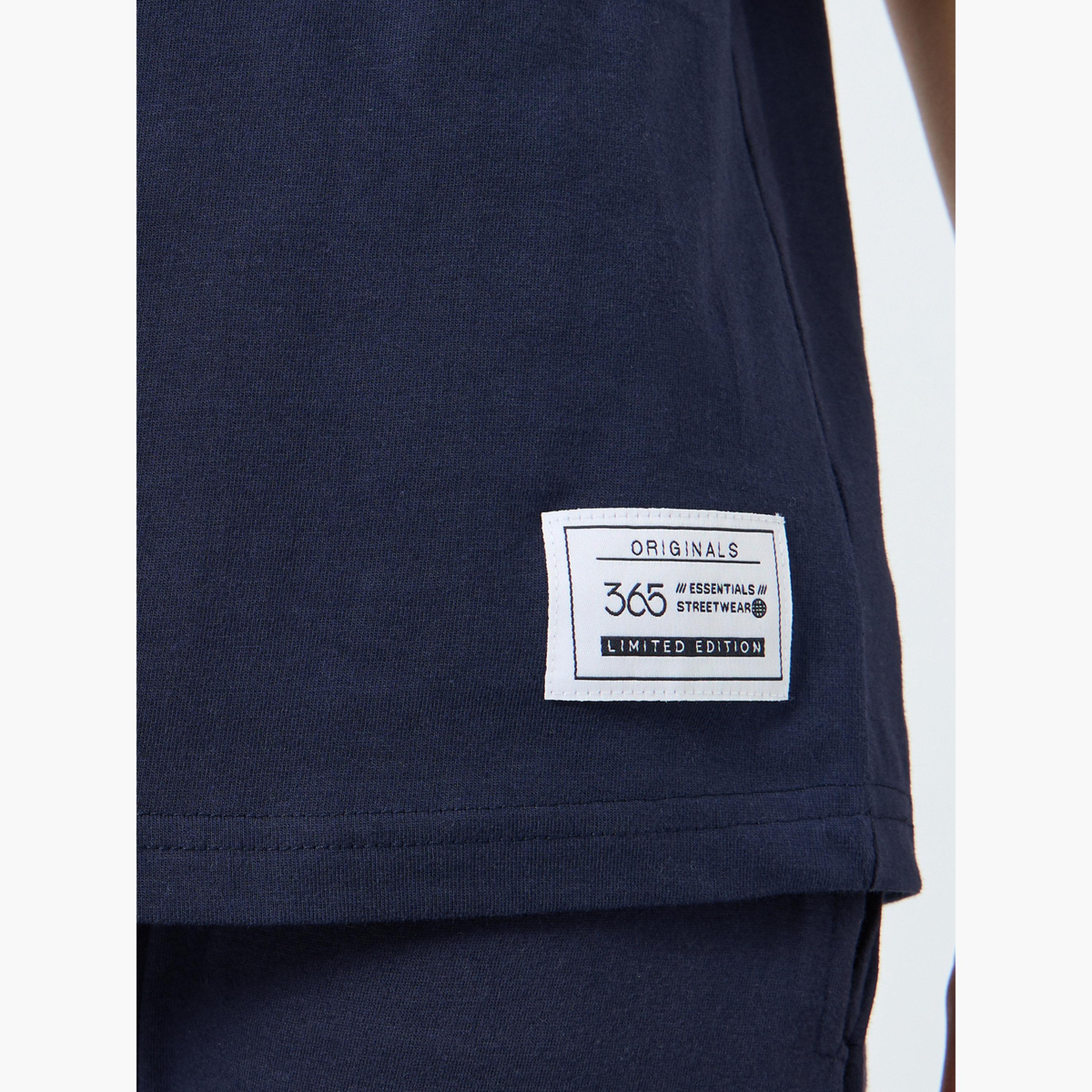 ستايلي - طقم تي شيرت أزرق وبنطال رياضي بتفاصيل شارة للمراهقين-boys-clothing-setsandcoords-image-3