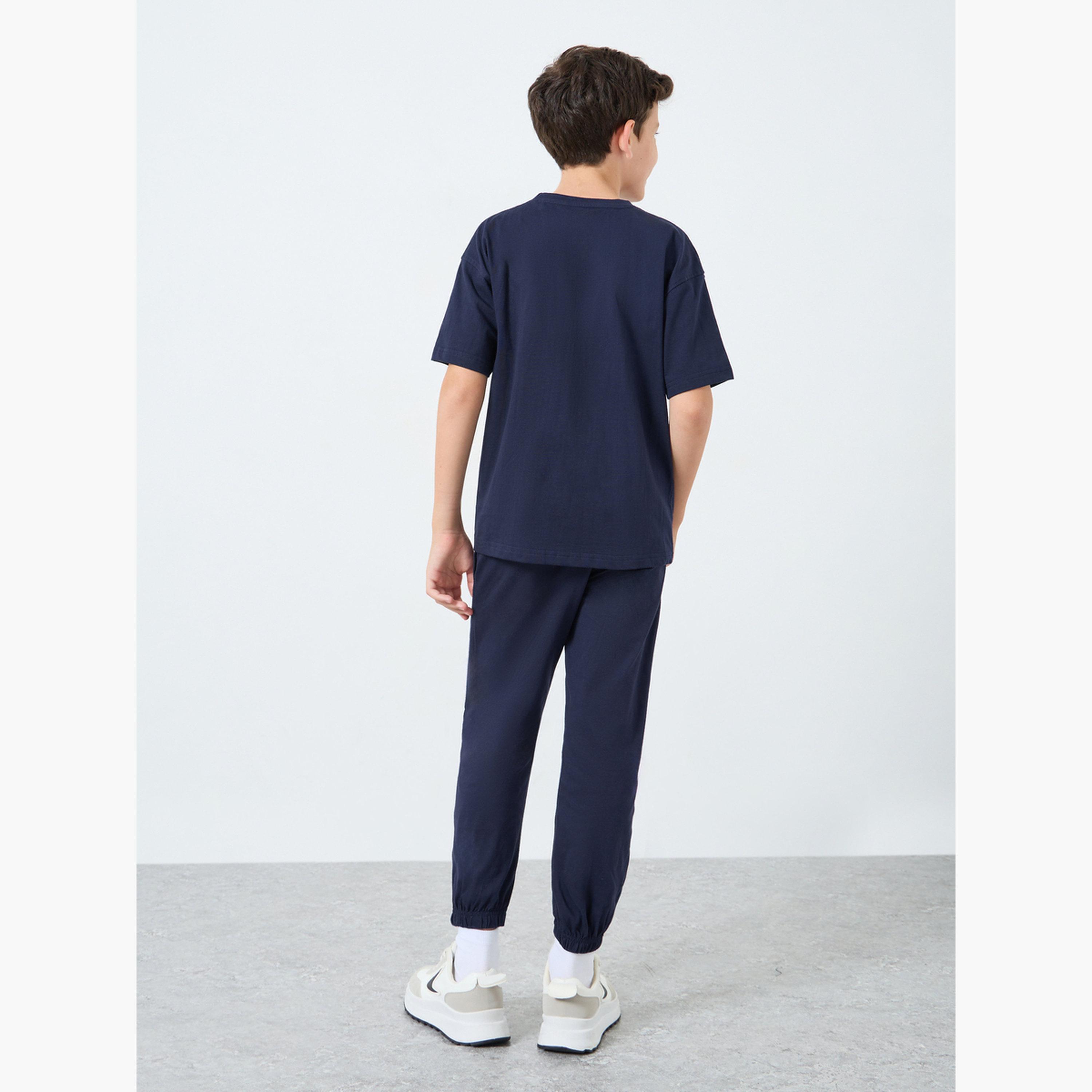 ستايلي - طقم تي شيرت أزرق وبنطال رياضي بتفاصيل شارة للمراهقين-boys-clothing-setsandcoords-image-4
