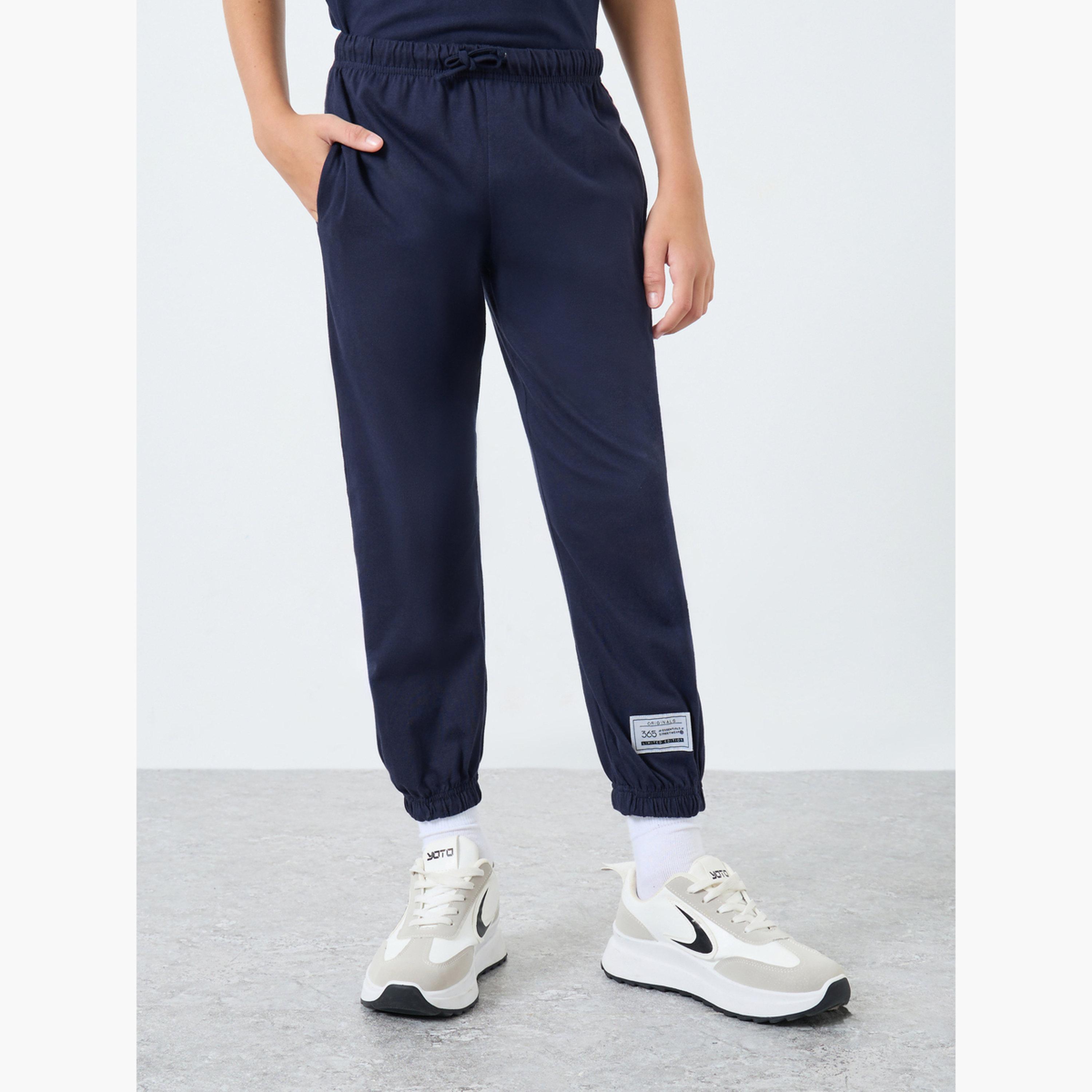 ستايلي - طقم تي شيرت أزرق وبنطال رياضي بتفاصيل شارة للمراهقين-boys-clothing-setsandcoords-image-5