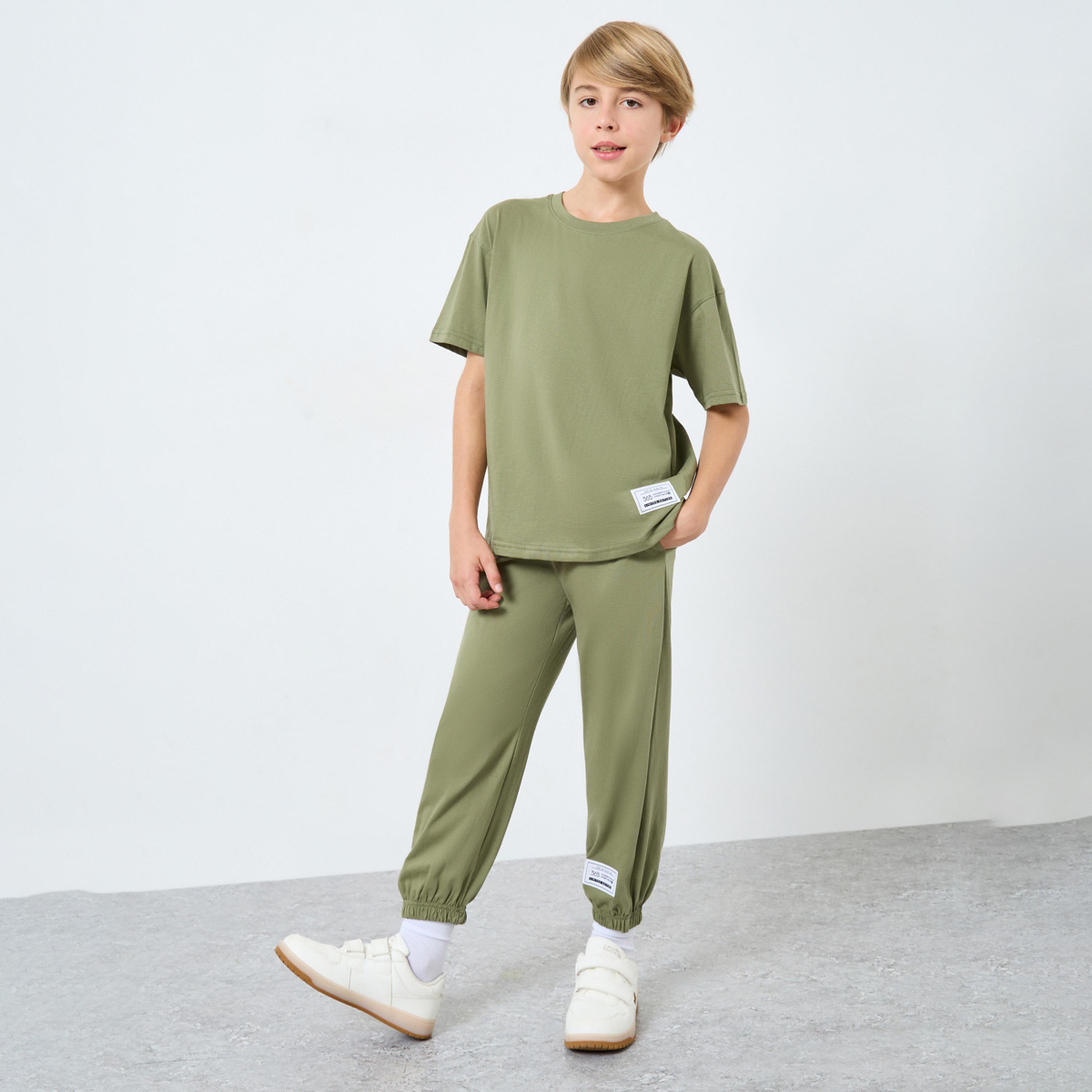 ستايلي - طقم تي شيرت أخضر للمراهقين مع بنطال رياضي بتفاصيل شارة-boys-clothing-setsandcoords-image-1