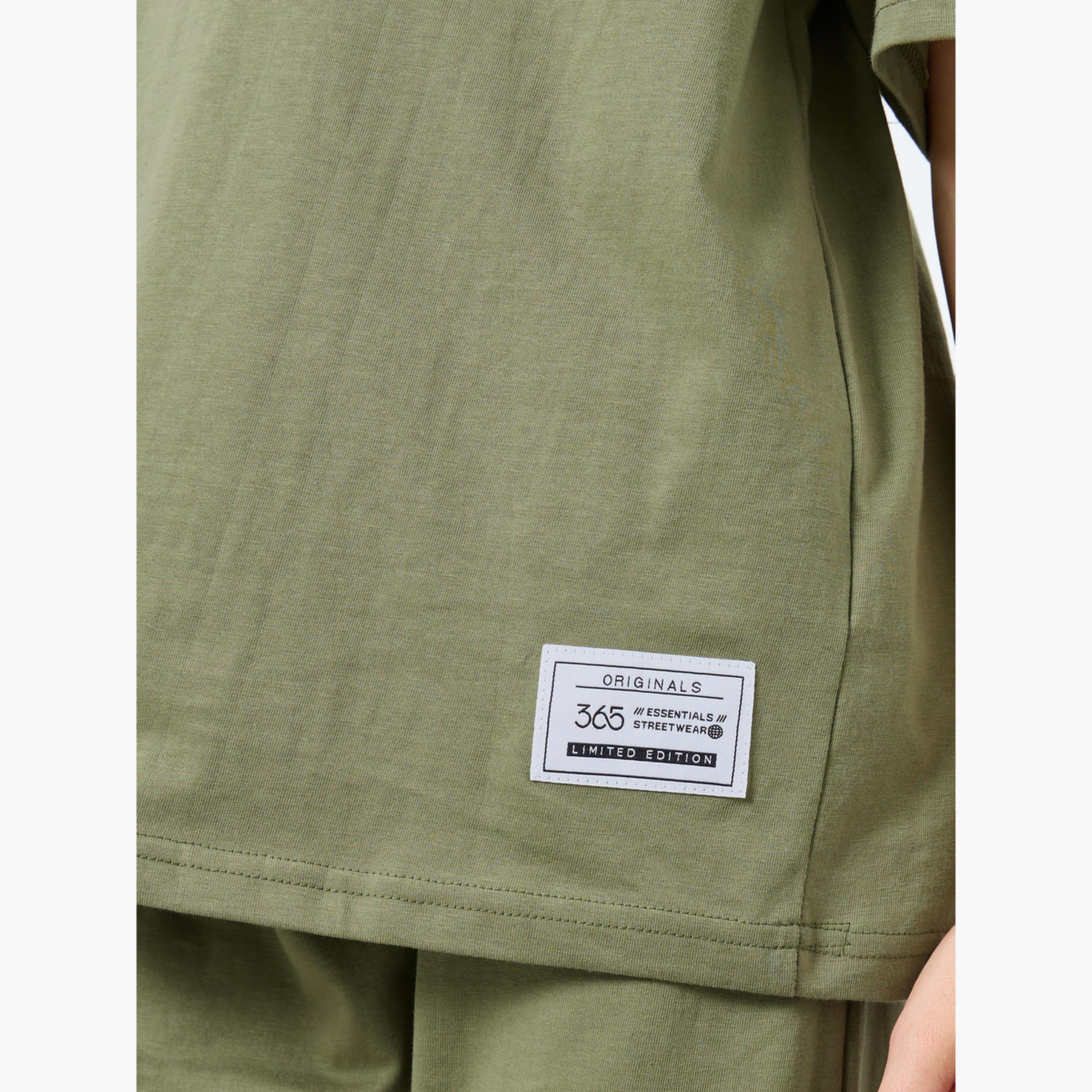 ستايلي - طقم تي شيرت أخضر للمراهقين مع بنطال رياضي بتفاصيل شارة-boys-clothing-setsandcoords-image-3