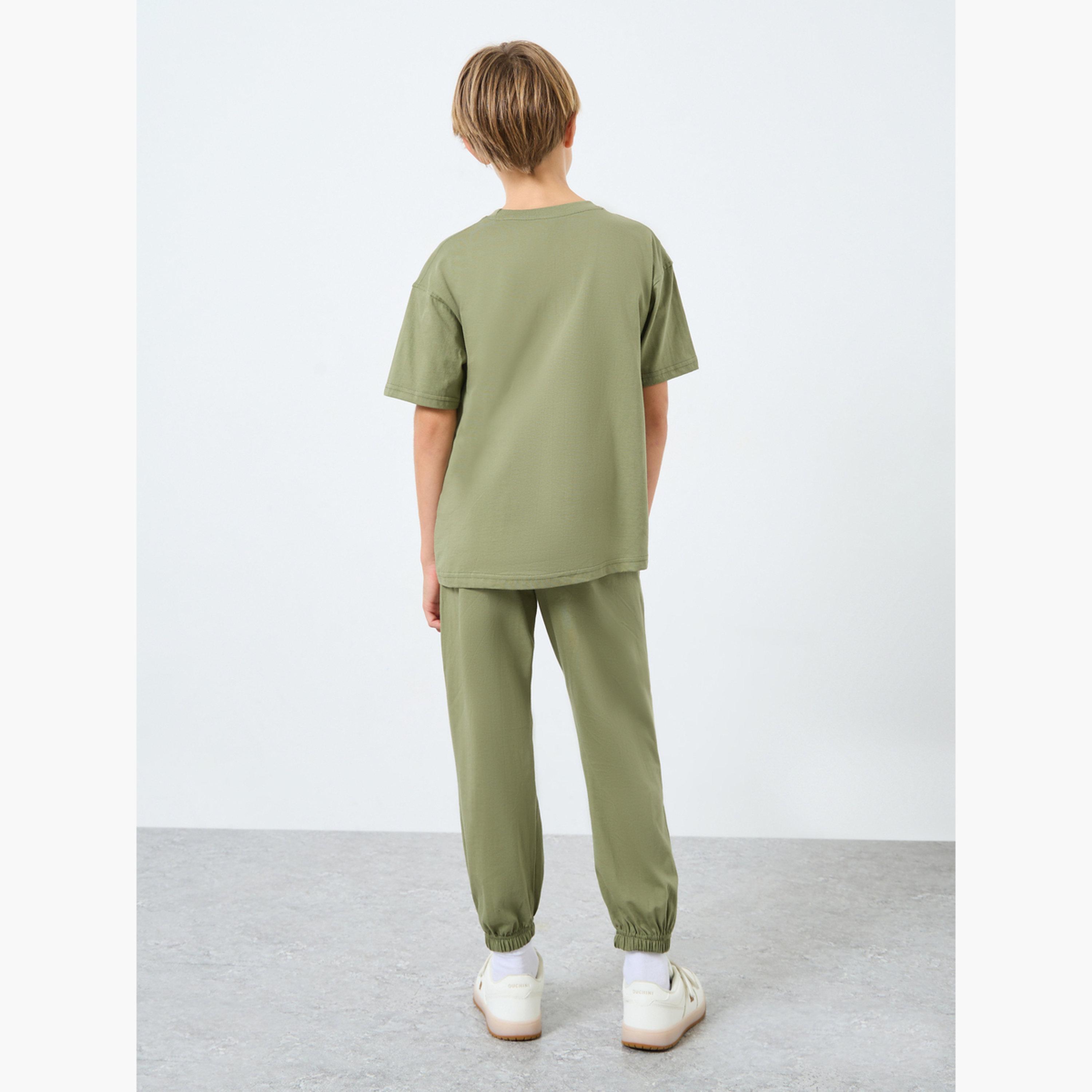 ستايلي - طقم تي شيرت أخضر للمراهقين مع بنطال رياضي بتفاصيل شارة-boys-clothing-setsandcoords-image-5