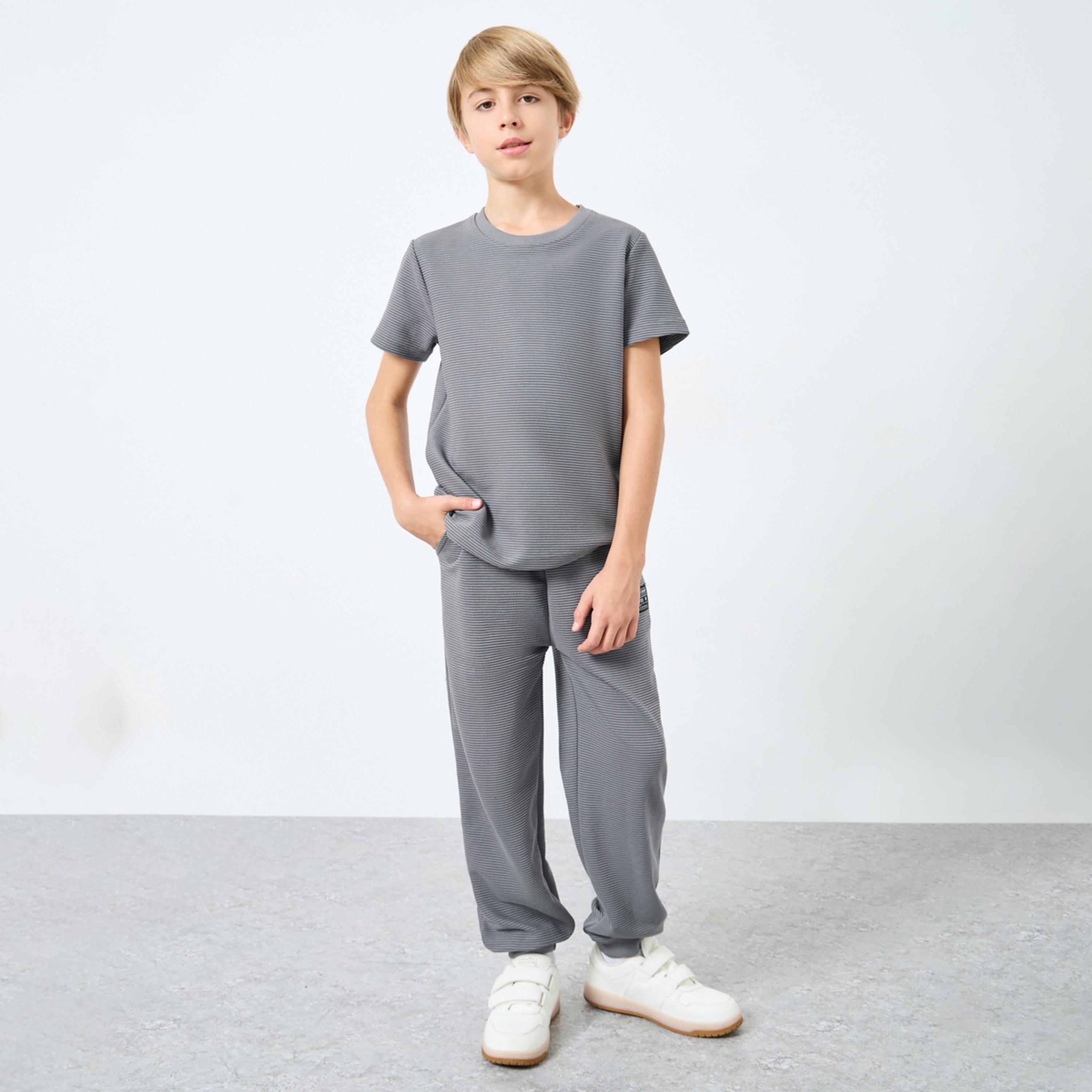 ستايلي - طقم تي شيرت وبنطال رياضي من مزيج القطن الرمادي للمراهقين-boys-clothing-setsandcoords-image-1